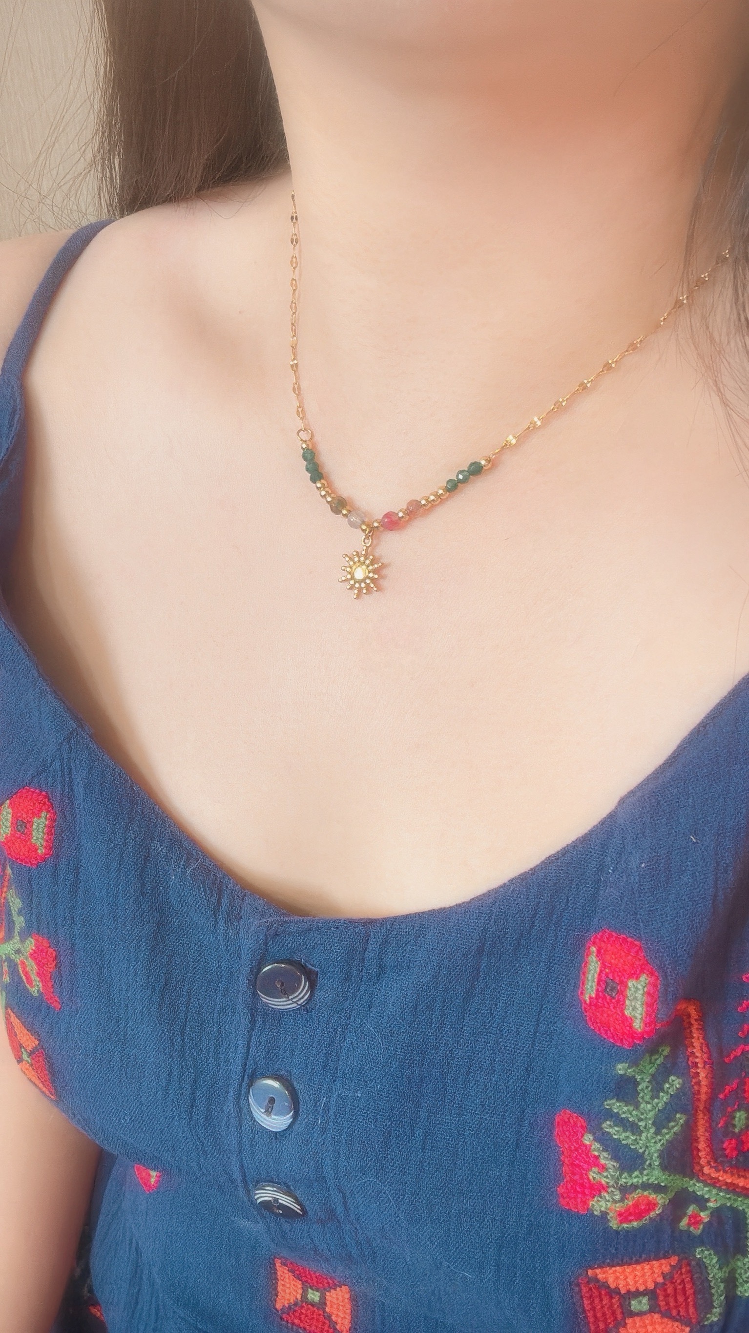 做自己的太陽,你就能當別的人的光 Soleil是法文裡的太陽,有溫柔的力量之意🌞 項鍊上有不同的彩石,記錄著我們每一個曾經流淚後而勇敢的瞬間🪁 粉色的柔軟,提醒自己可以脆弱 綠色是堅定,在迷路時依然勇敢向前走 橘紅色的熱情,在平凡日子裡有熱愛的事情 還有灰色的不完美與淺咖的溫暖,都是我們一路上的養分🌱 𝑺𝒐𝒍𝒆𝒊𝒍 𝑷𝒓𝒐𝒎𝒊𝒔𝒆是一份送給自己的約定 承諾用這顆金色太陽,記得心裡那份熠熠閃亮的勇氣☀️ 這顆小小的陽光送給正在努力的自己,或他 陪你/他,向暖而行🌷 - - - - - ■ N46 Soleil Promise necklace - 316L ౨ৎ 𝙞𝙣𝙛𝙤. ౨ৎ ⟡ 材質:𝟥𝟣𝟨𝖫醫療鋼 ⟡ 顏色:金色 ⟡ 商品尺寸:項鍊鍊長 𝟦𝟢 ㎝ + 延長鏈 𝟧 ㎝ ㅣ手工測量ㅣ誤差± 𝟤 ㎝