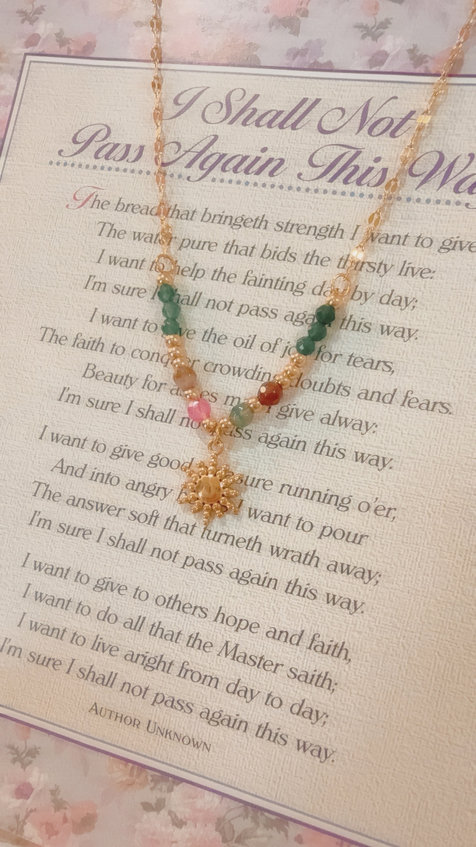 做自己的太陽,你就能當別的人的光 Soleil是法文裡的太陽,有溫柔的力量之意🌞 項鍊上有不同的彩石,記錄著我們每一個曾經流淚後而勇敢的瞬間🪁 粉色的柔軟,提醒自己可以脆弱 綠色是堅定,在迷路時依然勇敢向前走 橘紅色的熱情,在平凡日子裡有熱愛的事情 還有灰色的不完美與淺咖的溫暖,都是我們一路上的養分🌱 𝑺𝒐𝒍𝒆𝒊𝒍 𝑷𝒓𝒐𝒎𝒊𝒔𝒆是一份送給自己的約定 承諾用這顆金色太陽,記得心裡那份熠熠閃亮的勇氣☀️ 這顆小小的陽光送給正在努力的自己,或他 陪你/他,向暖而行🌷 - - - - - ■ N46 Soleil Promise necklace - 316L ౨ৎ 𝙞𝙣𝙛𝙤. ౨ৎ ⟡ 材質:𝟥𝟣𝟨𝖫醫療鋼 ⟡ 顏色:金色 ⟡ 商品尺寸:項鍊鍊長 𝟦𝟢 ㎝ + 延長鏈 𝟧 ㎝ ㅣ手工測量ㅣ誤差± 𝟤 ㎝