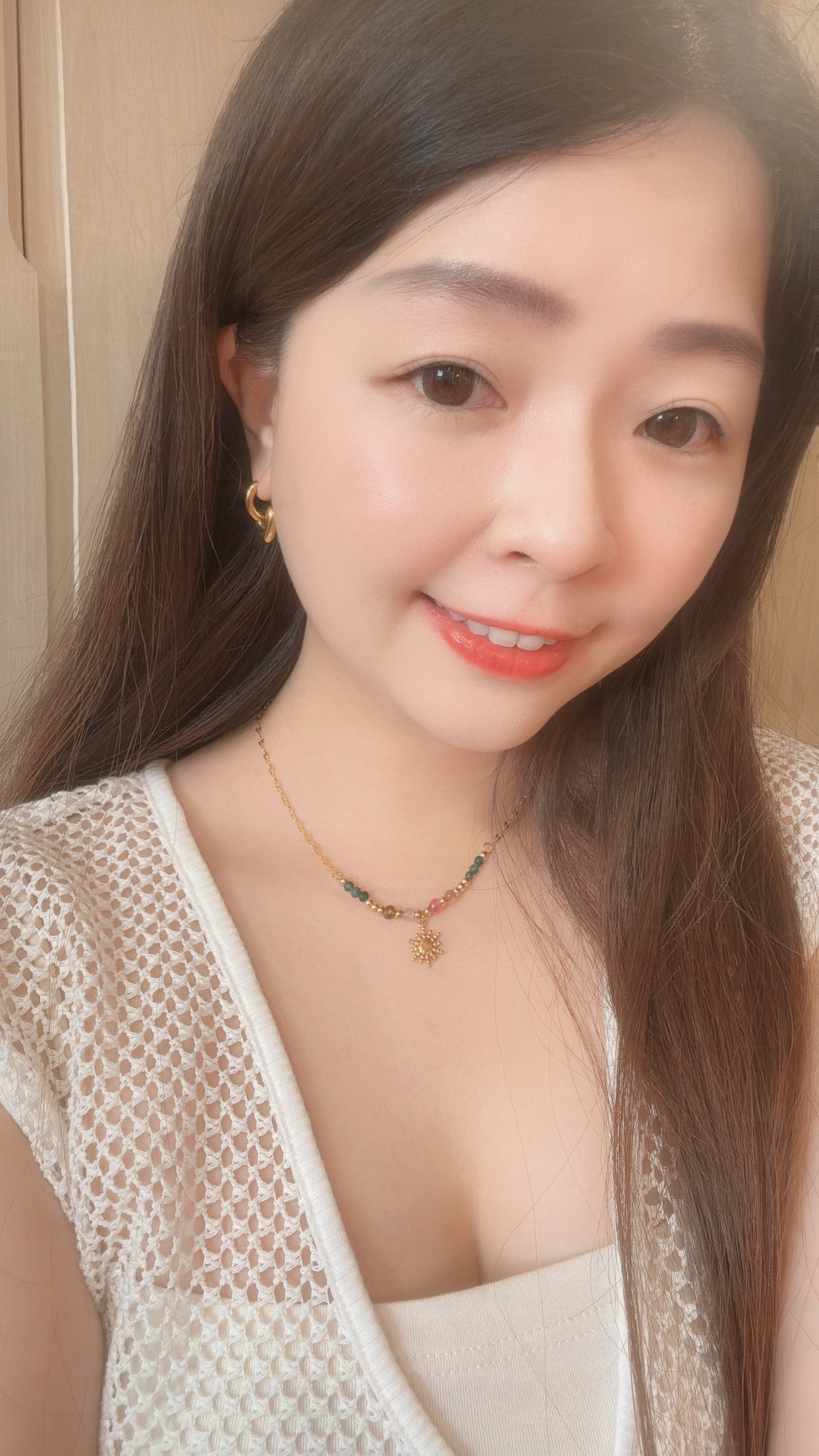 做自己的太陽,你就能當別的人的光 Soleil是法文裡的太陽,有溫柔的力量之意🌞 項鍊上有不同的彩石,記錄著我們每一個曾經流淚後而勇敢的瞬間🪁 粉色的柔軟,提醒自己可以脆弱 綠色是堅定,在迷路時依然勇敢向前走 橘紅色的熱情,在平凡日子裡有熱愛的事情 還有灰色的不完美與淺咖的溫暖,都是我們一路上的養分🌱 𝑺𝒐𝒍𝒆𝒊𝒍 𝑷𝒓𝒐𝒎𝒊𝒔𝒆是一份送給自己的約定 承諾用這顆金色太陽,記得心裡那份熠熠閃亮的勇氣☀️ 這顆小小的陽光送給正在努力的自己,或他 陪你/他,向暖而行🌷 - - - - - ■ N46 Soleil Promise necklace - 316L ౨ৎ 𝙞𝙣𝙛𝙤. ౨ৎ ⟡ 材質:𝟥𝟣𝟨𝖫醫療鋼 ⟡ 顏色:金色 ⟡ 商品尺寸:項鍊鍊長 𝟦𝟢 ㎝ + 延長鏈 𝟧 ㎝ ㅣ手工測量ㅣ誤差± 𝟤 ㎝