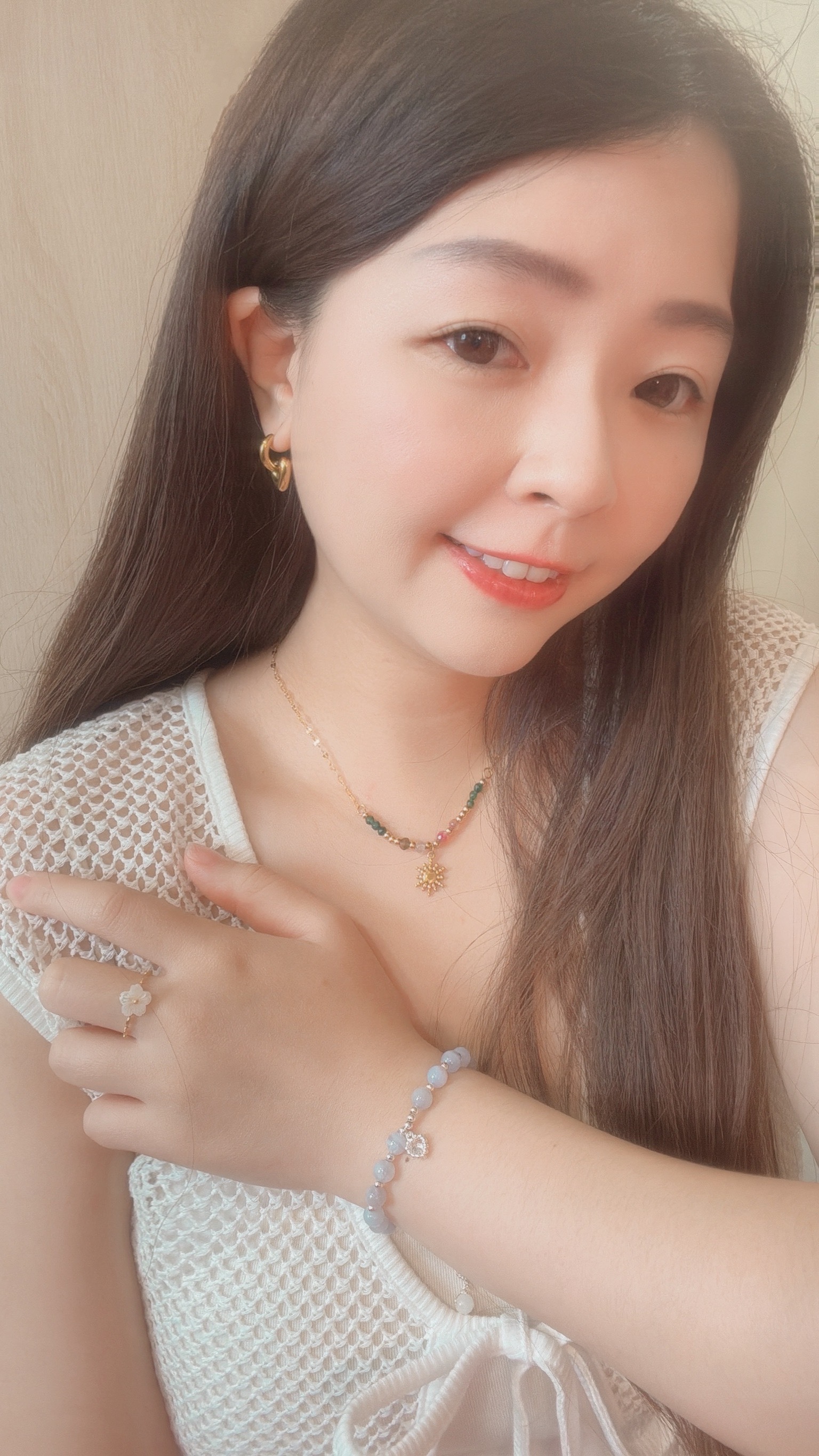 做自己的太陽,你就能當別的人的光 Soleil是法文裡的太陽,有溫柔的力量之意🌞 項鍊上有不同的彩石,記錄著我們每一個曾經流淚後而勇敢的瞬間🪁 粉色的柔軟,提醒自己可以脆弱 綠色是堅定,在迷路時依然勇敢向前走 橘紅色的熱情,在平凡日子裡有熱愛的事情 還有灰色的不完美與淺咖的溫暖,都是我們一路上的養分🌱 𝑺𝒐𝒍𝒆𝒊𝒍 𝑷𝒓𝒐𝒎𝒊𝒔𝒆是一份送給自己的約定 承諾用這顆金色太陽,記得心裡那份熠熠閃亮的勇氣☀️ 這顆小小的陽光送給正在努力的自己,或他 陪你/他,向暖而行🌷 - - - - - ■ N46 Soleil Promise necklace - 316L ౨ৎ 𝙞𝙣𝙛𝙤. ౨ৎ ⟡ 材質:𝟥𝟣𝟨𝖫醫療鋼 ⟡ 顏色:金色 ⟡ 商品尺寸:項鍊鍊長 𝟦𝟢 ㎝ + 延長鏈 𝟧 ㎝ ㅣ手工測量ㅣ誤差± 𝟤 ㎝