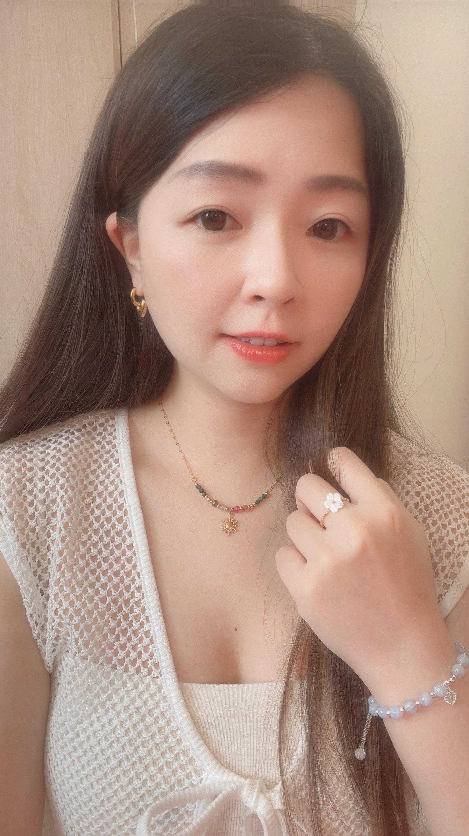 做自己的太陽,你就能當別的人的光 Soleil是法文裡的太陽,有溫柔的力量之意🌞 項鍊上有不同的彩石,記錄著我們每一個曾經流淚後而勇敢的瞬間🪁 粉色的柔軟,提醒自己可以脆弱 綠色是堅定,在迷路時依然勇敢向前走 橘紅色的熱情,在平凡日子裡有熱愛的事情 還有灰色的不完美與淺咖的溫暖,都是我們一路上的養分🌱 𝑺𝒐𝒍𝒆𝒊𝒍 𝑷𝒓𝒐𝒎𝒊𝒔𝒆是一份送給自己的約定 承諾用這顆金色太陽,記得心裡那份熠熠閃亮的勇氣☀️ 這顆小小的陽光送給正在努力的自己,或他 陪你/他,向暖而行🌷 - - - - - ■ N46 Soleil Promise necklace - 316L ౨ৎ 𝙞𝙣𝙛𝙤. ౨ৎ ⟡ 材質:𝟥𝟣𝟨𝖫醫療鋼 ⟡ 顏色:金色 ⟡ 商品尺寸:項鍊鍊長 𝟦𝟢 ㎝ + 延長鏈 𝟧 ㎝ ㅣ手工測量ㅣ誤差± 𝟤 ㎝