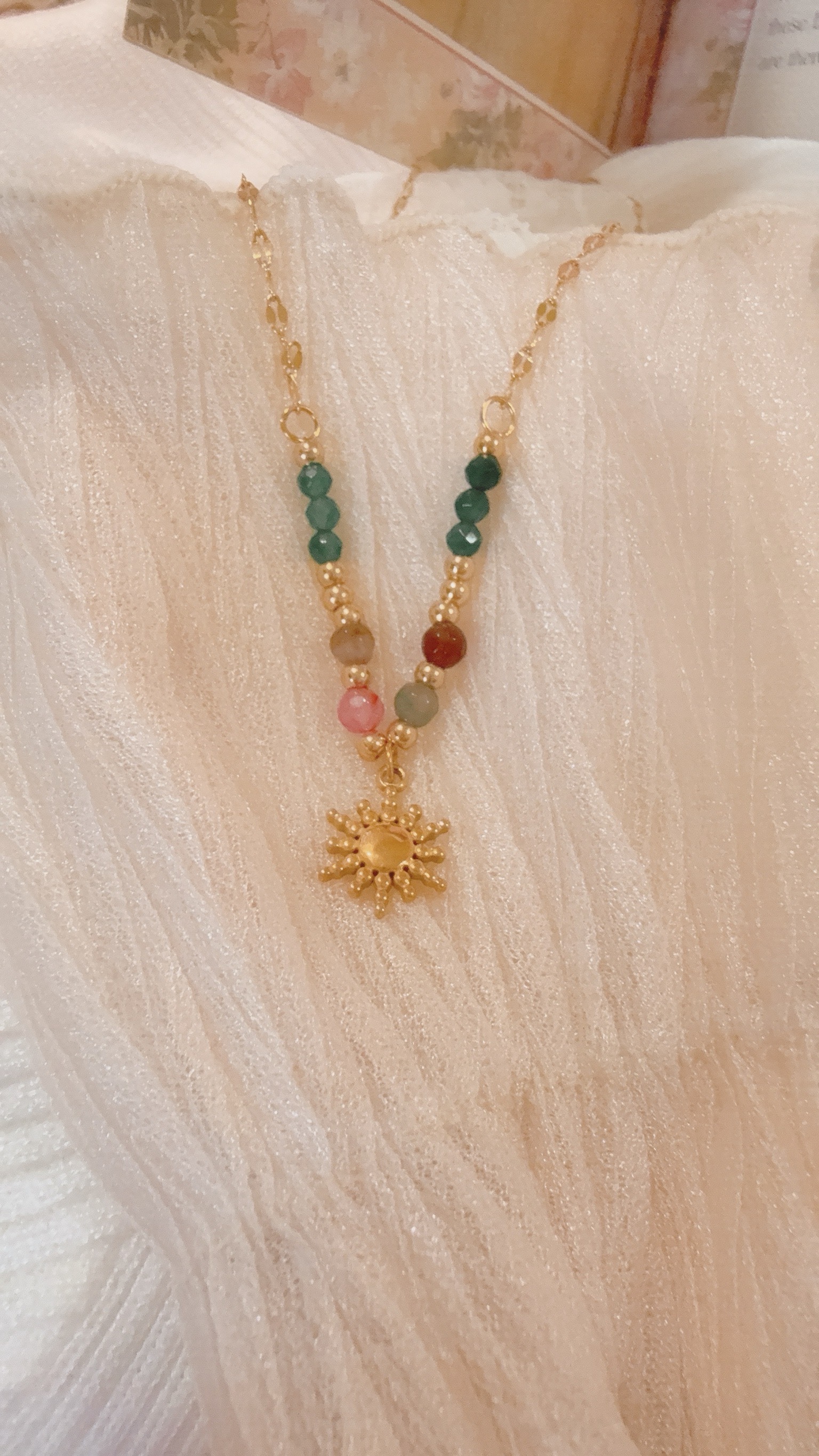 做自己的太陽,你就能當別的人的光 Soleil是法文裡的太陽,有溫柔的力量之意🌞 項鍊上有不同的彩石,記錄著我們每一個曾經流淚後而勇敢的瞬間🪁 粉色的柔軟,提醒自己可以脆弱 綠色是堅定,在迷路時依然勇敢向前走 橘紅色的熱情,在平凡日子裡有熱愛的事情 還有灰色的不完美與淺咖的溫暖,都是我們一路上的養分🌱 𝑺𝒐𝒍𝒆𝒊𝒍 𝑷𝒓𝒐𝒎𝒊𝒔𝒆是一份送給自己的約定 承諾用這顆金色太陽,記得心裡那份熠熠閃亮的勇氣☀️ 這顆小小的陽光送給正在努力的自己,或他 陪你/他,向暖而行🌷 - - - - - ■ N46 Soleil Promise necklace - 316L ౨ৎ 𝙞𝙣𝙛𝙤. ౨ৎ ⟡ 材質:𝟥𝟣𝟨𝖫醫療鋼 ⟡ 顏色:金色 ⟡ 商品尺寸:項鍊鍊長 𝟦𝟢 ㎝ + 延長鏈 𝟧 ㎝ ㅣ手工測量ㅣ誤差± 𝟤 ㎝