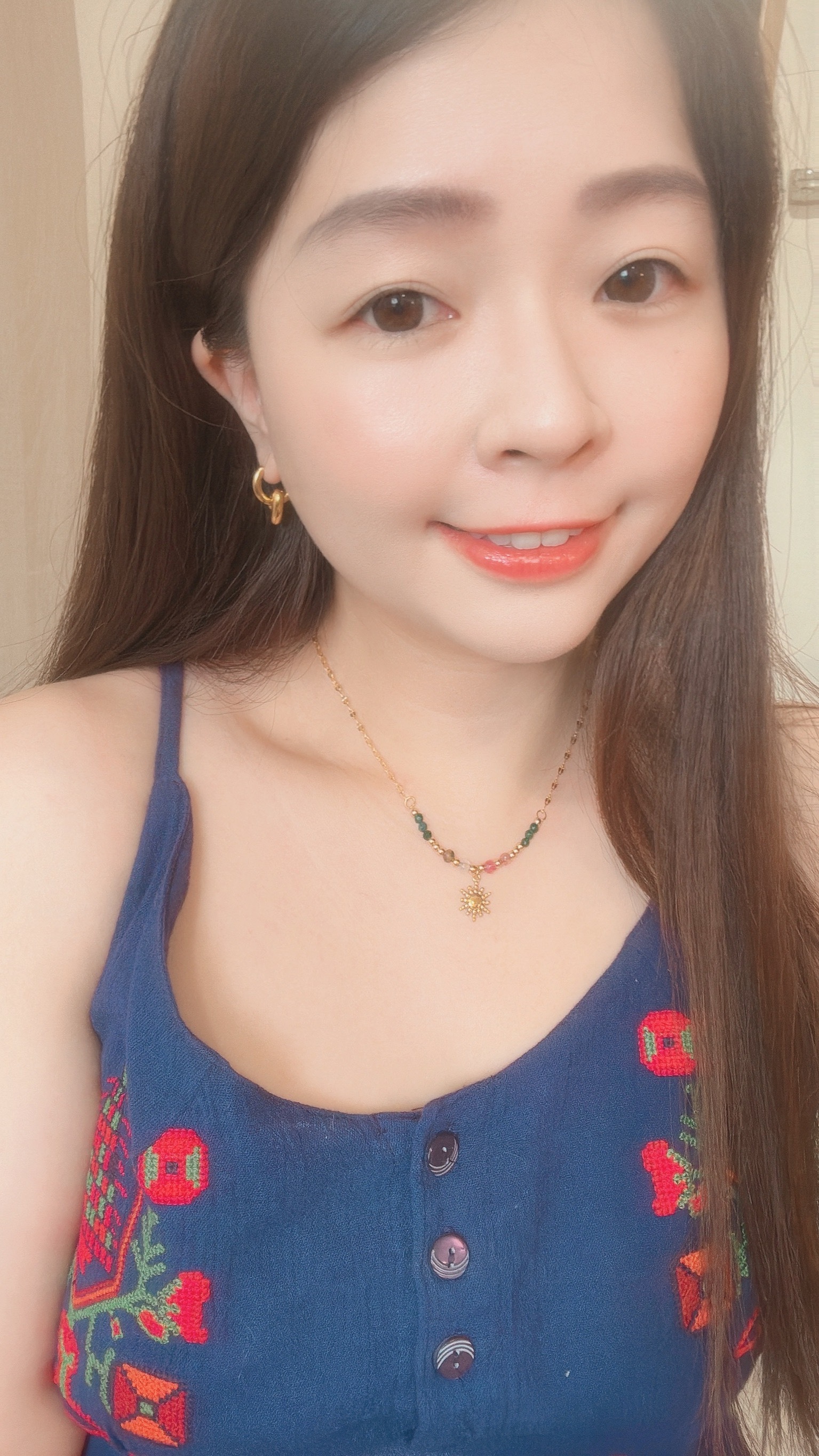 做自己的太陽,你就能當別的人的光 Soleil是法文裡的太陽,有溫柔的力量之意🌞 項鍊上有不同的彩石,記錄著我們每一個曾經流淚後而勇敢的瞬間🪁 粉色的柔軟,提醒自己可以脆弱 綠色是堅定,在迷路時依然勇敢向前走 橘紅色的熱情,在平凡日子裡有熱愛的事情 還有灰色的不完美與淺咖的溫暖,都是我們一路上的養分🌱 𝑺𝒐𝒍𝒆𝒊𝒍 𝑷𝒓𝒐𝒎𝒊𝒔𝒆是一份送給自己的約定 承諾用這顆金色太陽,記得心裡那份熠熠閃亮的勇氣☀️ 這顆小小的陽光送給正在努力的自己,或他 陪你/他,向暖而行🌷 - - - - - ■ N46 Soleil Promise necklace - 316L ౨ৎ 𝙞𝙣𝙛𝙤. ౨ৎ ⟡ 材質:𝟥𝟣𝟨𝖫醫療鋼 ⟡ 顏色:金色 ⟡ 商品尺寸:項鍊鍊長 𝟦𝟢 ㎝ + 延長鏈 𝟧 ㎝ ㅣ手工測量ㅣ誤差± 𝟤 ㎝