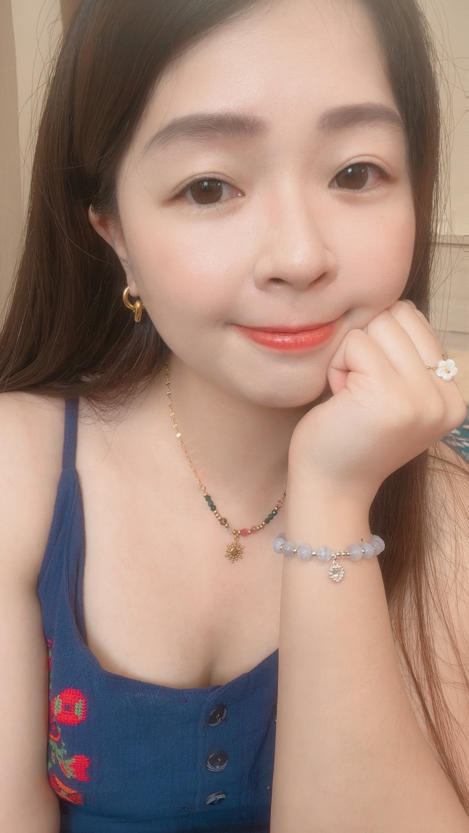 做自己的太陽,你就能當別的人的光 Soleil是法文裡的太陽,有溫柔的力量之意🌞 項鍊上有不同的彩石,記錄著我們每一個曾經流淚後而勇敢的瞬間🪁 粉色的柔軟,提醒自己可以脆弱 綠色是堅定,在迷路時依然勇敢向前走 橘紅色的熱情,在平凡日子裡有熱愛的事情 還有灰色的不完美與淺咖的溫暖,都是我們一路上的養分🌱 𝑺𝒐𝒍𝒆𝒊𝒍 𝑷𝒓𝒐𝒎𝒊𝒔𝒆是一份送給自己的約定 承諾用這顆金色太陽,記得心裡那份熠熠閃亮的勇氣☀️ 這顆小小的陽光送給正在努力的自己,或他 陪你/他,向暖而行🌷 - - - - - ■ N46 Soleil Promise necklace - 316L ౨ৎ 𝙞𝙣𝙛𝙤. ౨ৎ ⟡ 材質:𝟥𝟣𝟨𝖫醫療鋼 ⟡ 顏色:金色 ⟡ 商品尺寸:項鍊鍊長 𝟦𝟢 ㎝ + 延長鏈 𝟧 ㎝ ㅣ手工測量ㅣ誤差± 𝟤 ㎝