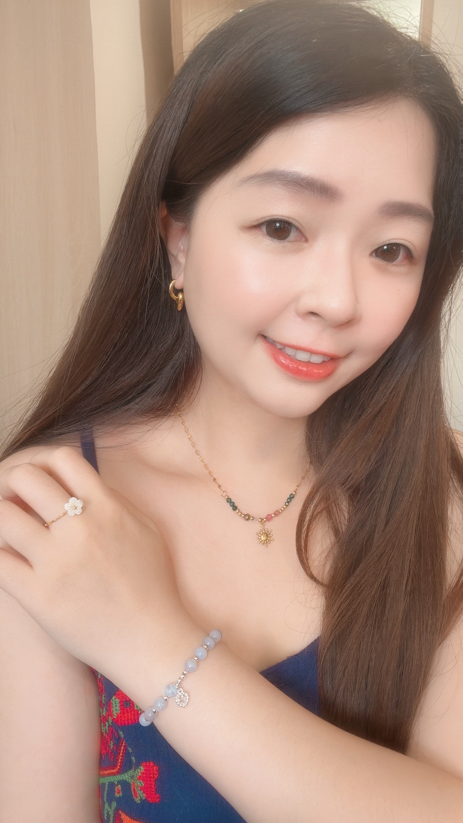 做自己的太陽,你就能當別的人的光 Soleil是法文裡的太陽,有溫柔的力量之意🌞 項鍊上有不同的彩石,記錄著我們每一個曾經流淚後而勇敢的瞬間🪁 粉色的柔軟,提醒自己可以脆弱 綠色是堅定,在迷路時依然勇敢向前走 橘紅色的熱情,在平凡日子裡有熱愛的事情 還有灰色的不完美與淺咖的溫暖,都是我們一路上的養分🌱 𝑺𝒐𝒍𝒆𝒊𝒍 𝑷𝒓𝒐𝒎𝒊𝒔𝒆是一份送給自己的約定 承諾用這顆金色太陽,記得心裡那份熠熠閃亮的勇氣☀️ 這顆小小的陽光送給正在努力的自己,或他 陪你/他,向暖而行🌷 - - - - - ■ N46 Soleil Promise necklace - 316L ౨ৎ 𝙞𝙣𝙛𝙤. ౨ৎ ⟡ 材質:𝟥𝟣𝟨𝖫醫療鋼 ⟡ 顏色:金色 ⟡ 商品尺寸:項鍊鍊長 𝟦𝟢 ㎝ + 延長鏈 𝟧 ㎝ ㅣ手工測量ㅣ誤差± 𝟤 ㎝