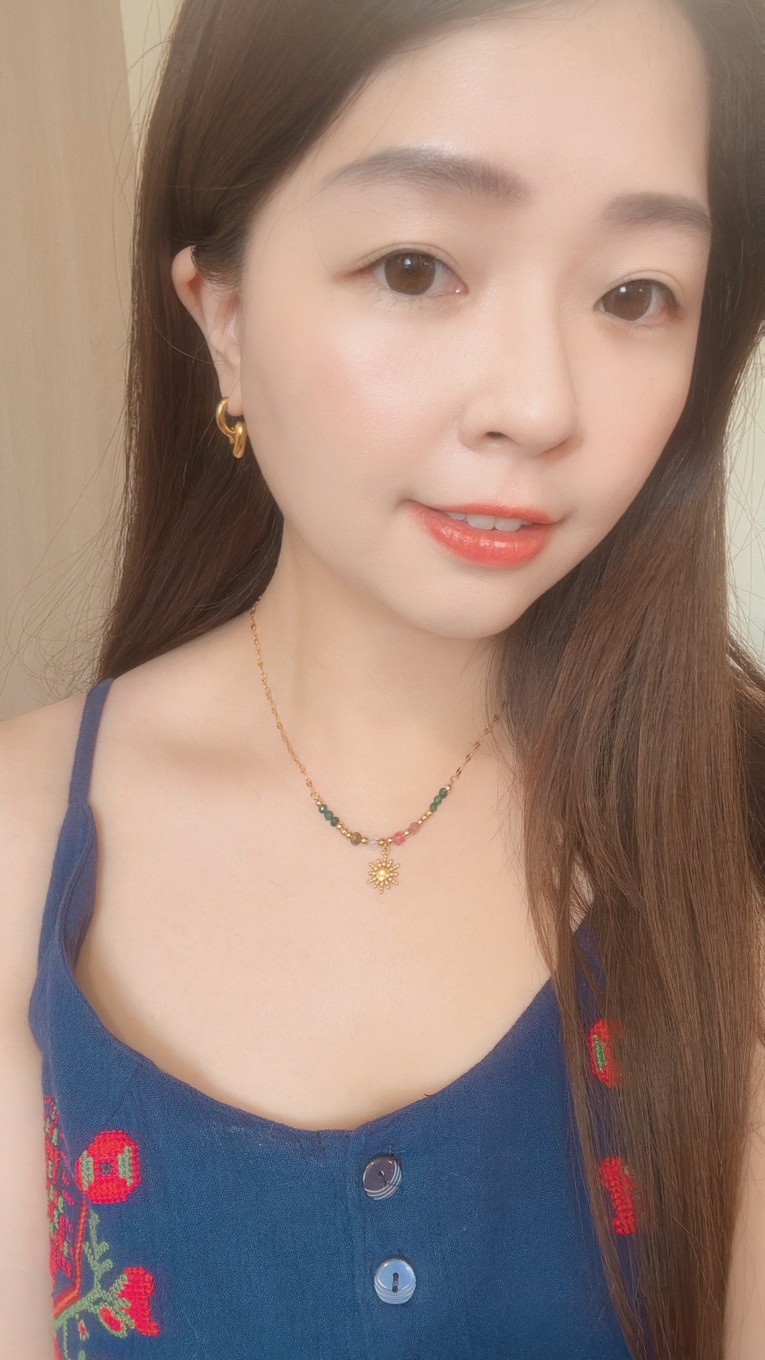 做自己的太陽,你就能當別的人的光 Soleil是法文裡的太陽,有溫柔的力量之意🌞 項鍊上有不同的彩石,記錄著我們每一個曾經流淚後而勇敢的瞬間🪁 粉色的柔軟,提醒自己可以脆弱 綠色是堅定,在迷路時依然勇敢向前走 橘紅色的熱情,在平凡日子裡有熱愛的事情 還有灰色的不完美與淺咖的溫暖,都是我們一路上的養分🌱 𝑺𝒐𝒍𝒆𝒊𝒍 𝑷𝒓𝒐𝒎𝒊𝒔𝒆是一份送給自己的約定 承諾用這顆金色太陽,記得心裡那份熠熠閃亮的勇氣☀️ 這顆小小的陽光送給正在努力的自己,或他 陪你/他,向暖而行🌷 - - - - - ■ N46 Soleil Promise necklace - 316L ౨ৎ 𝙞𝙣𝙛𝙤. ౨ৎ ⟡ 材質:𝟥𝟣𝟨𝖫醫療鋼 ⟡ 顏色:金色 ⟡ 商品尺寸:項鍊鍊長 𝟦𝟢 ㎝ + 延長鏈 𝟧 ㎝ ㅣ手工測量ㅣ誤差± 𝟤 ㎝