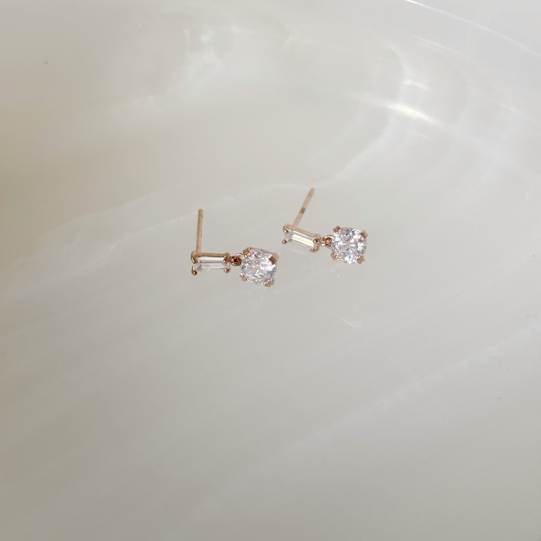 10K梯形晃晃爪鑲鋯石耳環