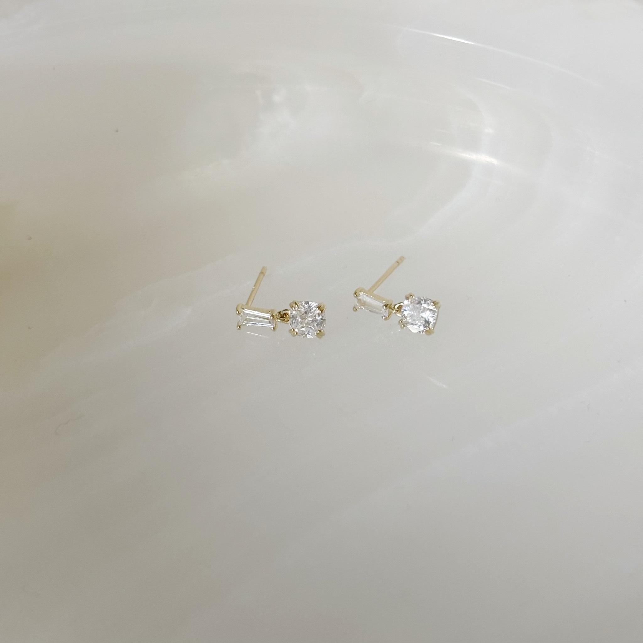 10K梯形晃晃爪鑲鋯石耳環