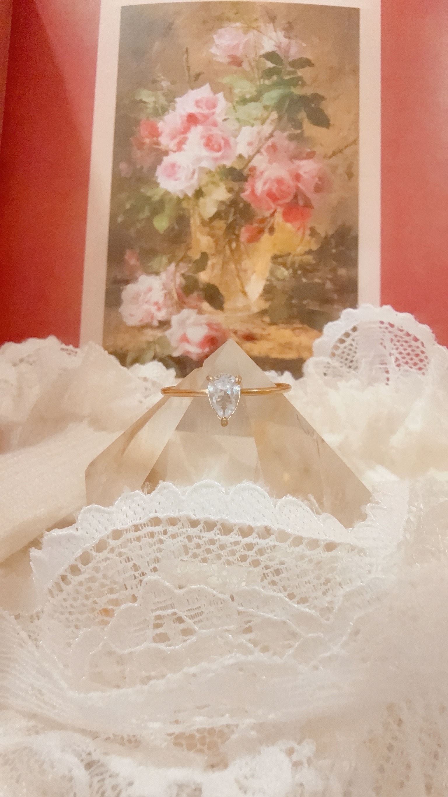 明媚的水滴鑽 像黎明的露水落在在指尖上💧 柔和又獨特，自帶光感，閃的動人✨  戴上戒指，提醒自己本來就自帶光 抬起手的瞬間，就美的讓人著迷 ٜ ྀི ɞ̴̶̷ ·̮ ɞ̴̶̷  ྀིᡘ݂❤  ౨ৎ 𝙞𝙣𝙛𝙤. ౨ৎ - - - - -  ■ R29 Liora Drop ring - 316L  ⟡ 材質：𝟥𝟣𝟨𝖫醫療鋼 ⟡ 顏色：金色 ⟡ 商品尺寸：戒圍為開口戒，最小內直徑為𝟣.𝟨 ㎝ ㅣ手工測量ㅣ誤差± 𝟢.𝟤 ㎝