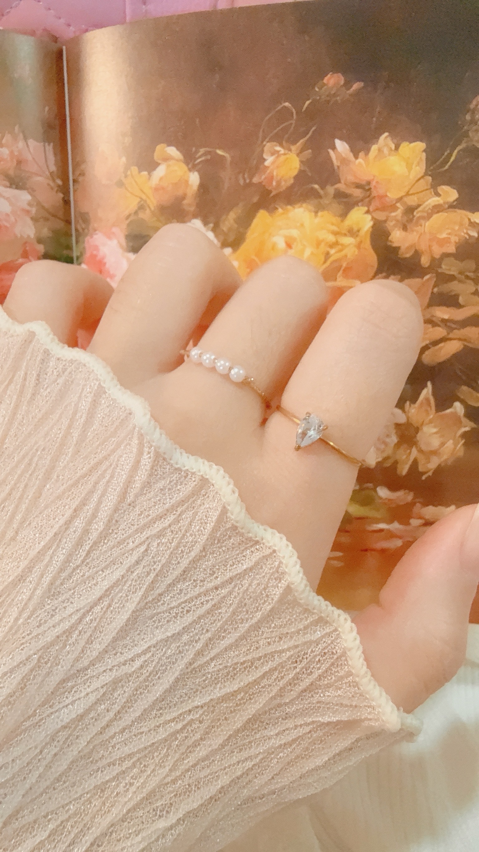 明媚的水滴鑽 像黎明的露水落在在指尖上💧 柔和又獨特，自帶光感，閃的動人✨  戴上戒指，提醒自己本來就自帶光 抬起手的瞬間，就美的讓人著迷 ٜ ྀི ɞ̴̶̷ ·̮ ɞ̴̶̷  ྀིᡘ݂❤  ౨ৎ 𝙞𝙣𝙛𝙤. ౨ৎ - - - - -  ■ R29 Liora Drop ring - 316L  ⟡ 材質：𝟥𝟣𝟨𝖫醫療鋼 ⟡ 顏色：金色 ⟡ 商品尺寸：戒圍為開口戒，最小內直徑為𝟣.𝟨 ㎝ ㅣ手工測量ㅣ誤差± 𝟢.𝟤 ㎝