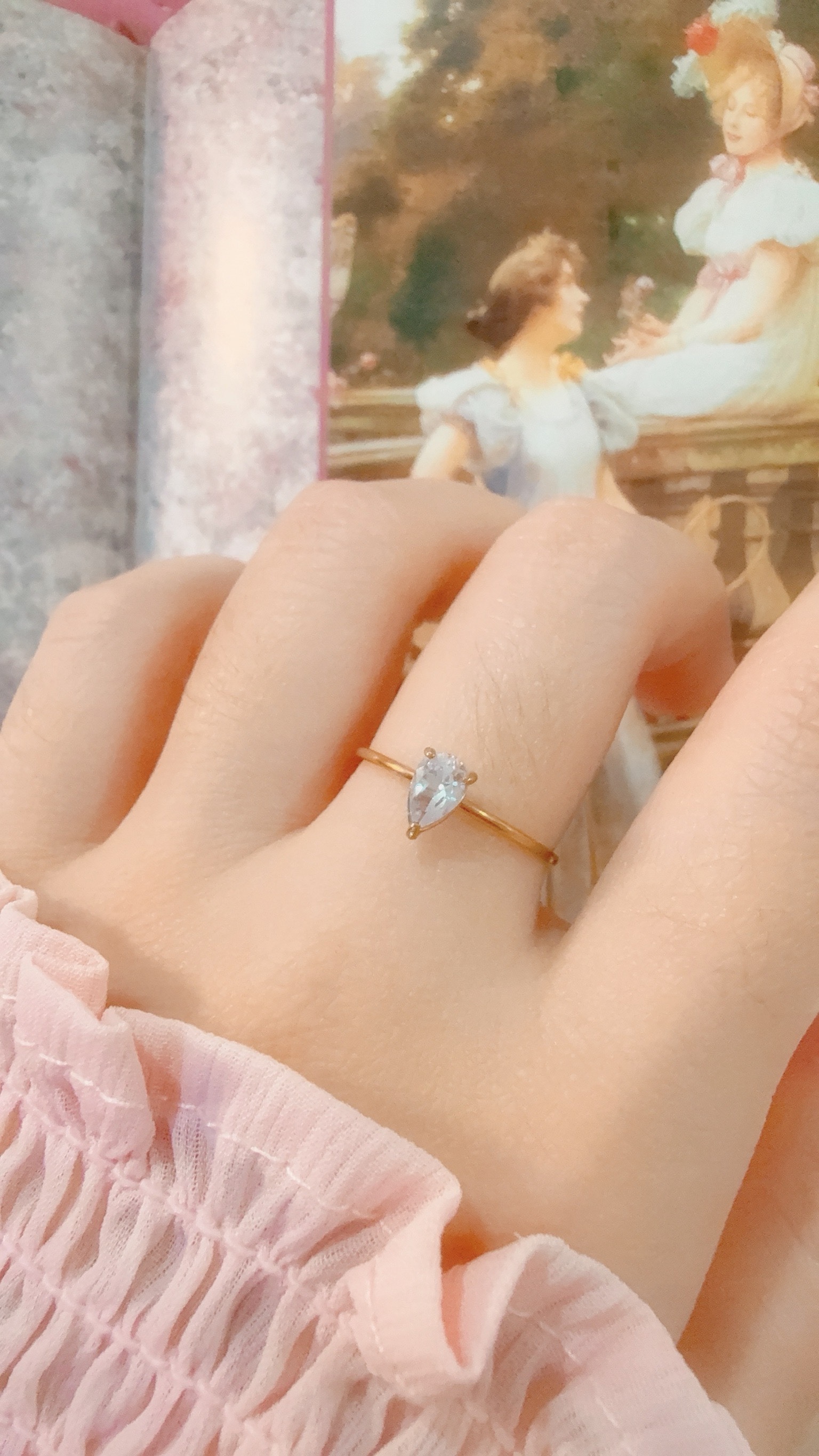 明媚的水滴鑽 像黎明的露水落在在指尖上💧 柔和又獨特，自帶光感，閃的動人✨  戴上戒指，提醒自己本來就自帶光 抬起手的瞬間，就美的讓人著迷 ٜ ྀི ɞ̴̶̷ ·̮ ɞ̴̶̷  ྀིᡘ݂❤  ౨ৎ 𝙞𝙣𝙛𝙤. ౨ৎ - - - - -  ■ R29 Liora Drop ring - 316L  ⟡ 材質：𝟥𝟣𝟨𝖫醫療鋼 ⟡ 顏色：金色 ⟡ 商品尺寸：戒圍為開口戒，最小內直徑為𝟣.𝟨 ㎝ ㅣ手工測量ㅣ誤差± 𝟢.𝟤 ㎝