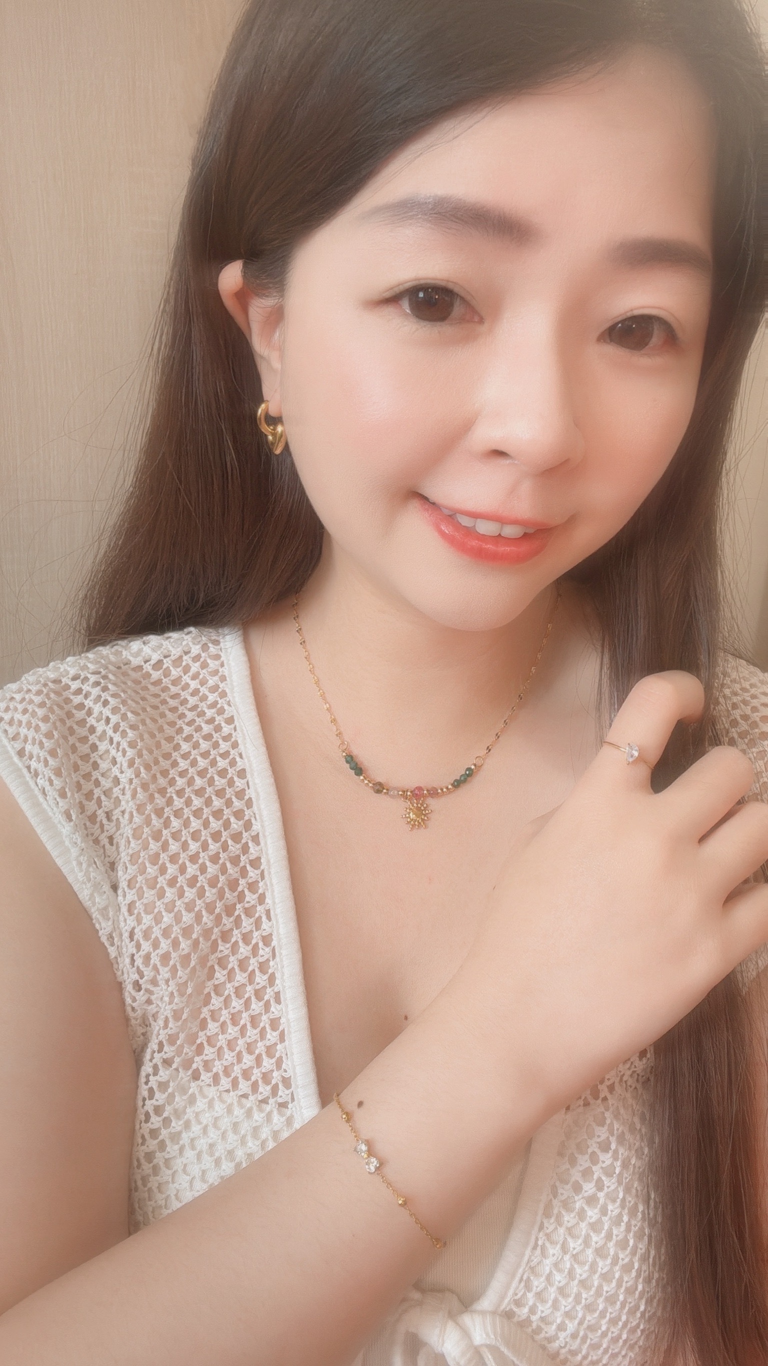 明媚的水滴鑽 像黎明的露水落在在指尖上💧 柔和又獨特，自帶光感，閃的動人✨  戴上戒指，提醒自己本來就自帶光 抬起手的瞬間，就美的讓人著迷 ٜ ྀི ɞ̴̶̷ ·̮ ɞ̴̶̷  ྀིᡘ݂❤  ౨ৎ 𝙞𝙣𝙛𝙤. ౨ৎ - - - - -  ■ R29 Liora Drop ring - 316L  ⟡ 材質：𝟥𝟣𝟨𝖫醫療鋼 ⟡ 顏色：金色 ⟡ 商品尺寸：戒圍為開口戒，最小內直徑為𝟣.𝟨 ㎝ ㅣ手工測量ㅣ誤差± 𝟢.𝟤 ㎝