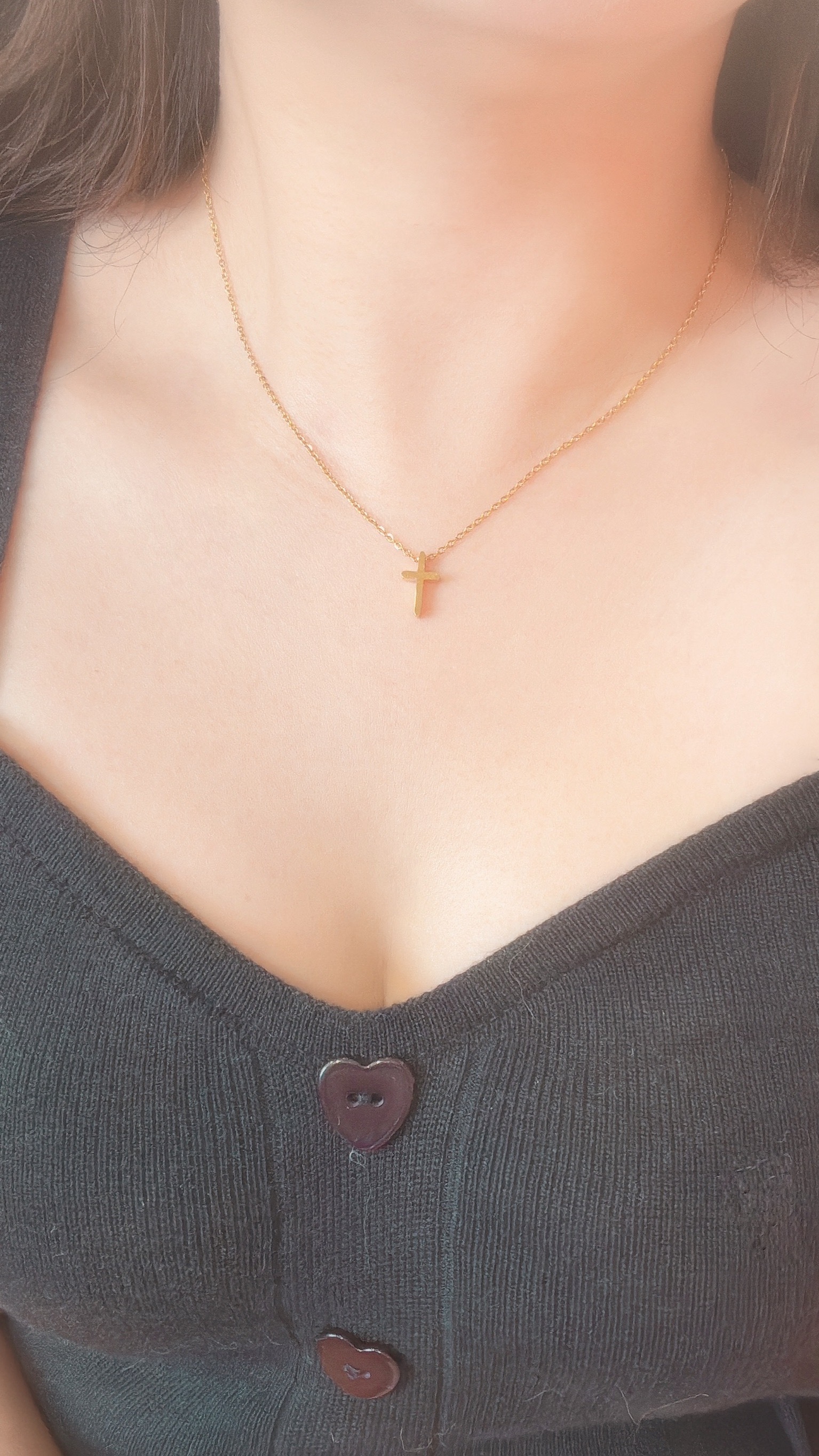 在古希臘神話中,Muse女神掌管藝術、歌曲、靈感、創作等等 如果Muse女神生於現代,被認為會是美麗、有品味、有內涵的女性👠 這款項鍊,以十字為輪廓,簡潔如詩 如同女神輕輕垂落胸前的符號 在極簡中綻放出時尚的存在感 無論是高領、V領、還是襯衫領口 單戴或疊戴都輕鬆獲得質感與個性 有品味的漂亮女孩都該擁有一條Muse Cross🧺✨ - - - - - ■ N47 Muse cross necklace - 316L ౨ৎ 𝙞𝙣𝙛𝙤. ౨ৎ ⟡ 材質:𝟥𝟣𝟨𝖫醫療鋼 ⟡ 顏色:金色、銀色 ⟡ 商品尺寸:項鍊鍊長 𝟦𝟢 ㎝ + 延長鏈 𝟧 ㎝ ㅣ手工測量ㅣ誤差± 𝟤 ㎝