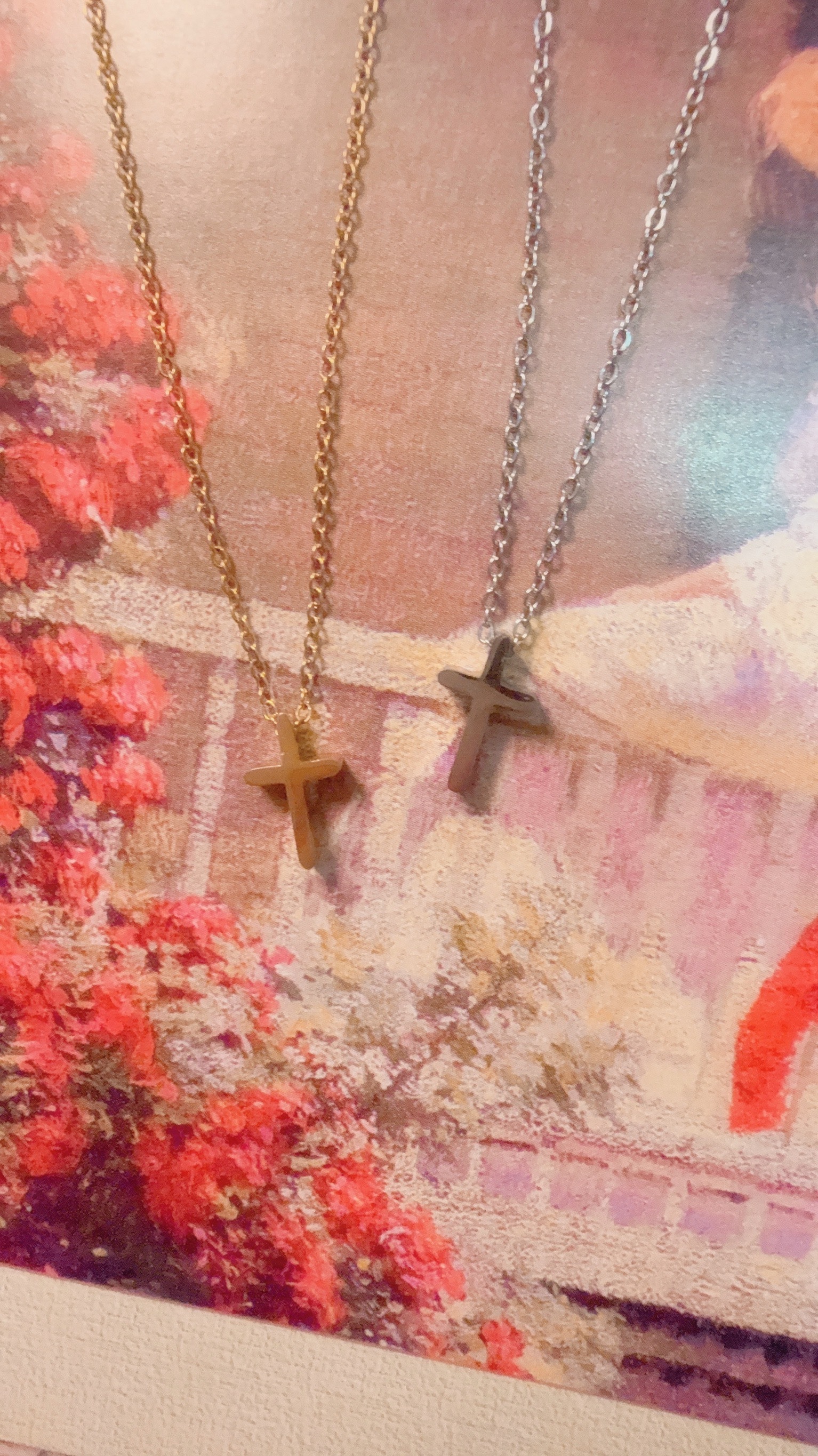 在古希臘神話中,Muse女神掌管藝術、歌曲、靈感、創作等等 如果Muse女神生於現代,被認為會是美麗、有品味、有內涵的女性👠 這款項鍊,以十字為輪廓,簡潔如詩 如同女神輕輕垂落胸前的符號 在極簡中綻放出時尚的存在感 無論是高領、V領、還是襯衫領口 單戴或疊戴都輕鬆獲得質感與個性 有品味的漂亮女孩都該擁有一條Muse Cross🧺✨ - - - - - ■ N47 Muse cross necklace - 316L ౨ৎ 𝙞𝙣𝙛𝙤. ౨ৎ ⟡ 材質:𝟥𝟣𝟨𝖫醫療鋼 ⟡ 顏色:金色、銀色 ⟡ 商品尺寸:項鍊鍊長 𝟦𝟢 ㎝ + 延長鏈 𝟧 ㎝ ㅣ手工測量ㅣ誤差± 𝟤 ㎝