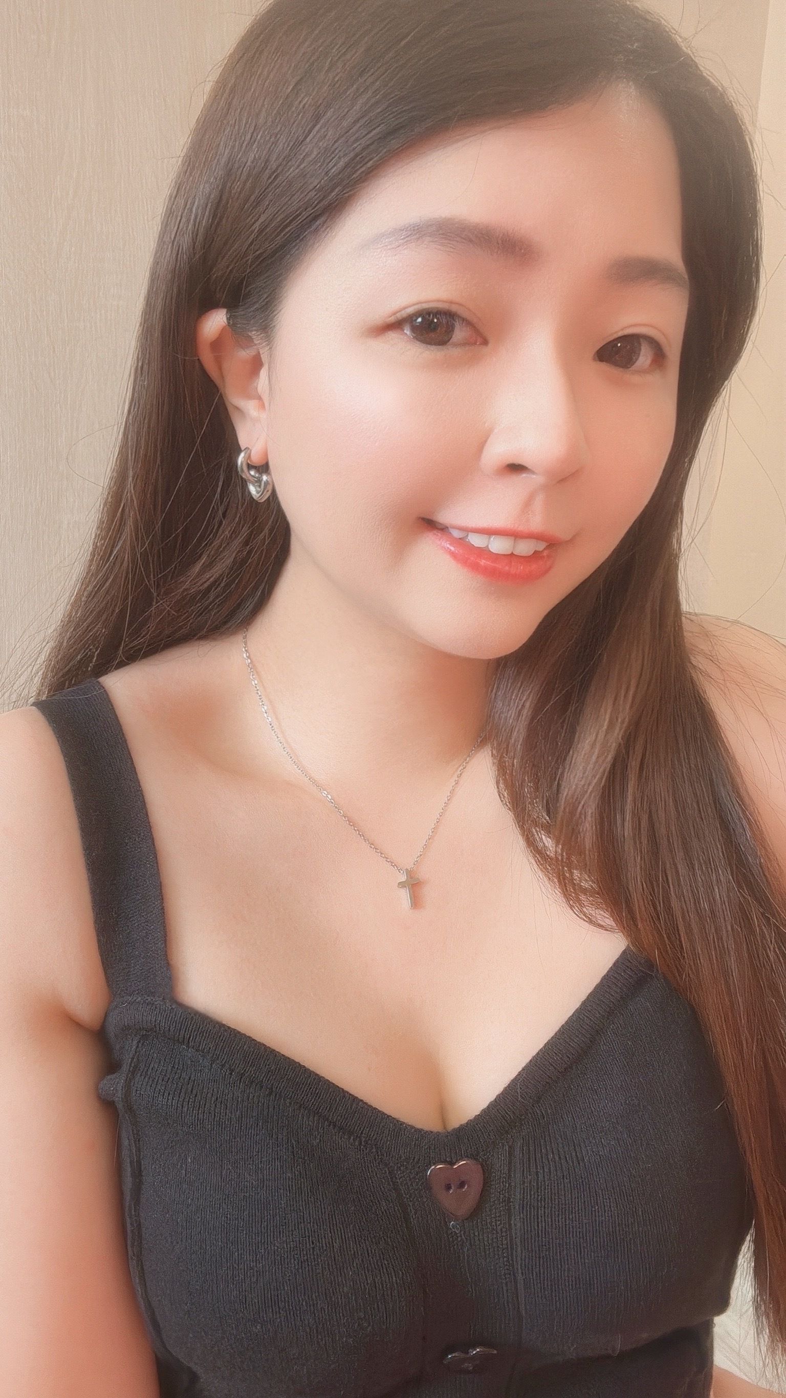 在古希臘神話中,Muse女神掌管藝術、歌曲、靈感、創作等等 如果Muse女神生於現代,被認為會是美麗、有品味、有內涵的女性👠 這款項鍊,以十字為輪廓,簡潔如詩 如同女神輕輕垂落胸前的符號 在極簡中綻放出時尚的存在感 無論是高領、V領、還是襯衫領口 單戴或疊戴都輕鬆獲得質感與個性 有品味的漂亮女孩都該擁有一條Muse Cross🧺✨ - - - - - ■ N47 Muse cross necklace - 316L ౨ৎ 𝙞𝙣𝙛𝙤. ౨ৎ ⟡ 材質:𝟥𝟣𝟨𝖫醫療鋼 ⟡ 顏色:金色、銀色 ⟡ 商品尺寸:項鍊鍊長 𝟦𝟢 ㎝ + 延長鏈 𝟧 ㎝ ㅣ手工測量ㅣ誤差± 𝟤 ㎝