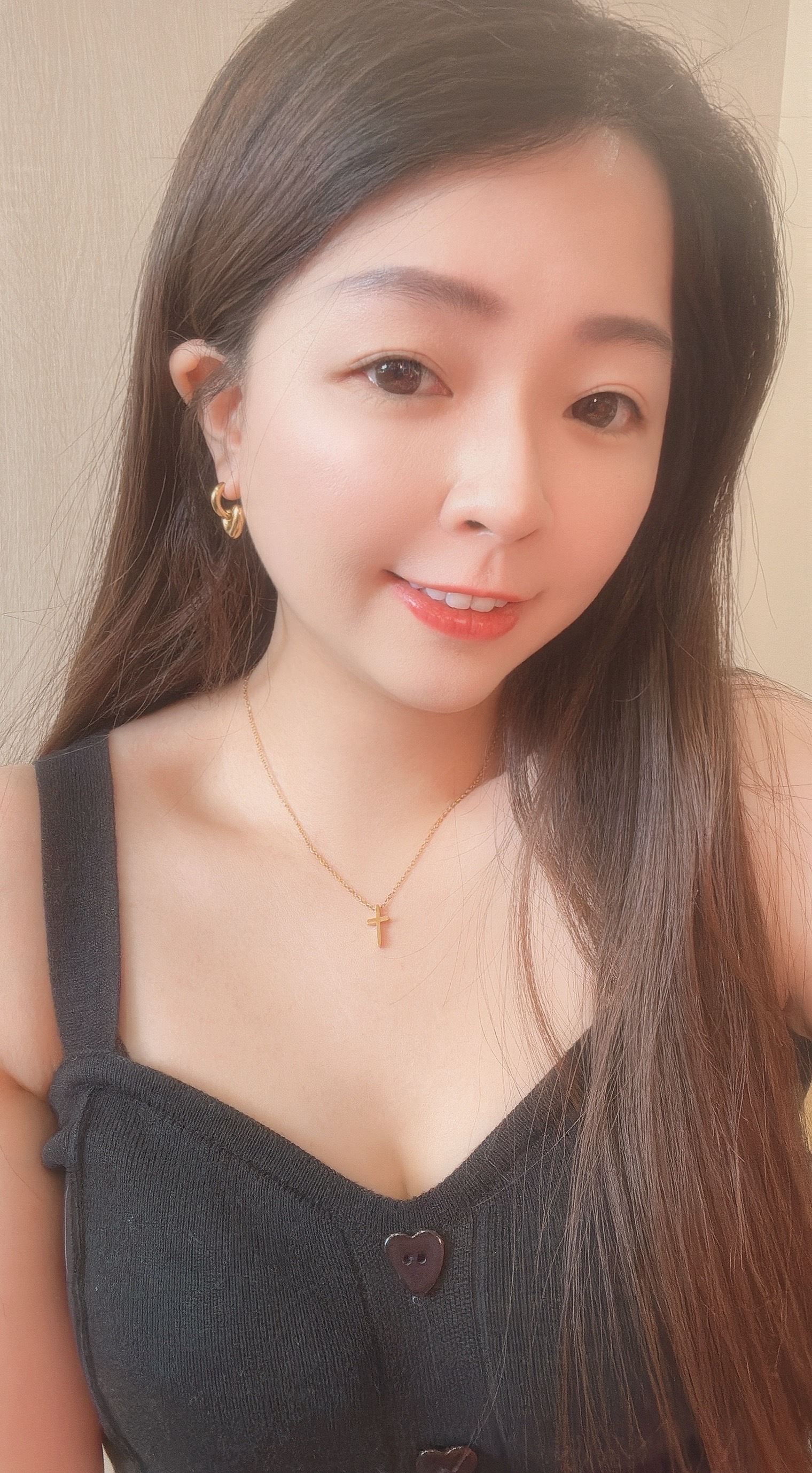 在古希臘神話中,Muse女神掌管藝術、歌曲、靈感、創作等等 如果Muse女神生於現代,被認為會是美麗、有品味、有內涵的女性👠 這款項鍊,以十字為輪廓,簡潔如詩 如同女神輕輕垂落胸前的符號 在極簡中綻放出時尚的存在感 無論是高領、V領、還是襯衫領口 單戴或疊戴都輕鬆獲得質感與個性 有品味的漂亮女孩都該擁有一條Muse Cross🧺✨ - - - - - ■ N47 Muse cross necklace - 316L ౨ৎ 𝙞𝙣𝙛𝙤. ౨ৎ ⟡ 材質:𝟥𝟣𝟨𝖫醫療鋼 ⟡ 顏色:金色、銀色 ⟡ 商品尺寸:項鍊鍊長 𝟦𝟢 ㎝ + 延長鏈 𝟧 ㎝ ㅣ手工測量ㅣ誤差± 𝟤 ㎝