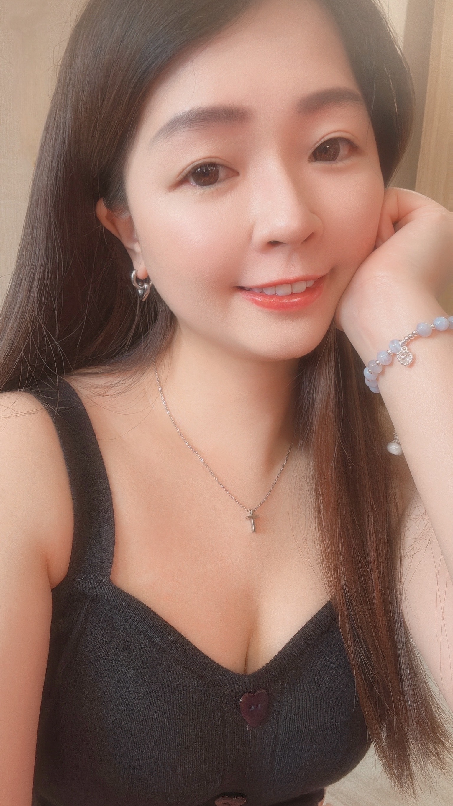 在古希臘神話中,Muse女神掌管藝術、歌曲、靈感、創作等等 如果Muse女神生於現代,被認為會是美麗、有品味、有內涵的女性👠 這款項鍊,以十字為輪廓,簡潔如詩 如同女神輕輕垂落胸前的符號 在極簡中綻放出時尚的存在感 無論是高領、V領、還是襯衫領口 單戴或疊戴都輕鬆獲得質感與個性 有品味的漂亮女孩都該擁有一條Muse Cross🧺✨ - - - - - ■ N47 Muse cross necklace - 316L ౨ৎ 𝙞𝙣𝙛𝙤. ౨ৎ ⟡ 材質:𝟥𝟣𝟨𝖫醫療鋼 ⟡ 顏色:金色、銀色 ⟡ 商品尺寸:項鍊鍊長 𝟦𝟢 ㎝ + 延長鏈 𝟧 ㎝ ㅣ手工測量ㅣ誤差± 𝟤 ㎝