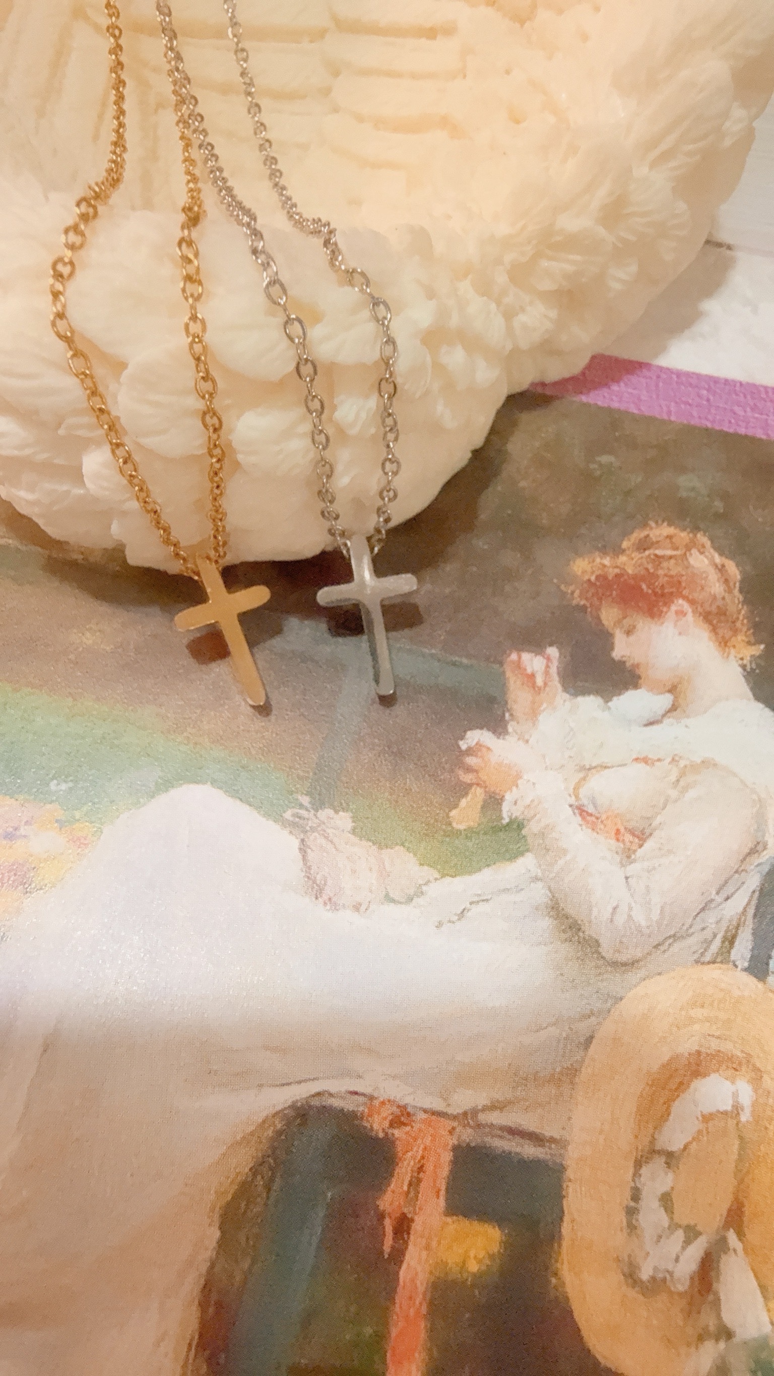 在古希臘神話中,Muse女神掌管藝術、歌曲、靈感、創作等等 如果Muse女神生於現代,被認為會是美麗、有品味、有內涵的女性👠 這款項鍊,以十字為輪廓,簡潔如詩 如同女神輕輕垂落胸前的符號 在極簡中綻放出時尚的存在感 無論是高領、V領、還是襯衫領口 單戴或疊戴都輕鬆獲得質感與個性 有品味的漂亮女孩都該擁有一條Muse Cross🧺✨ - - - - - ■ N47 Muse cross necklace - 316L ౨ৎ 𝙞𝙣𝙛𝙤. ౨ৎ ⟡ 材質:𝟥𝟣𝟨𝖫醫療鋼 ⟡ 顏色:金色、銀色 ⟡ 商品尺寸:項鍊鍊長 𝟦𝟢 ㎝ + 延長鏈 𝟧 ㎝ ㅣ手工測量ㅣ誤差± 𝟤 ㎝