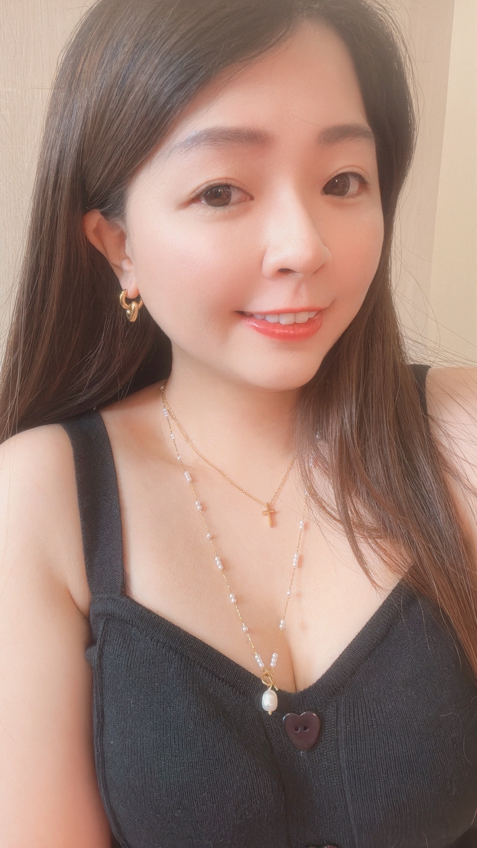 在古希臘神話中,Muse女神掌管藝術、歌曲、靈感、創作等等 如果Muse女神生於現代,被認為會是美麗、有品味、有內涵的女性👠 這款項鍊,以十字為輪廓,簡潔如詩 如同女神輕輕垂落胸前的符號 在極簡中綻放出時尚的存在感 無論是高領、V領、還是襯衫領口 單戴或疊戴都輕鬆獲得質感與個性 有品味的漂亮女孩都該擁有一條Muse Cross🧺✨ - - - - - ■ N47 Muse cross necklace - 316L ౨ৎ 𝙞𝙣𝙛𝙤. ౨ৎ ⟡ 材質:𝟥𝟣𝟨𝖫醫療鋼 ⟡ 顏色:金色、銀色 ⟡ 商品尺寸:項鍊鍊長 𝟦𝟢 ㎝ + 延長鏈 𝟧 ㎝ ㅣ手工測量ㅣ誤差± 𝟤 ㎝