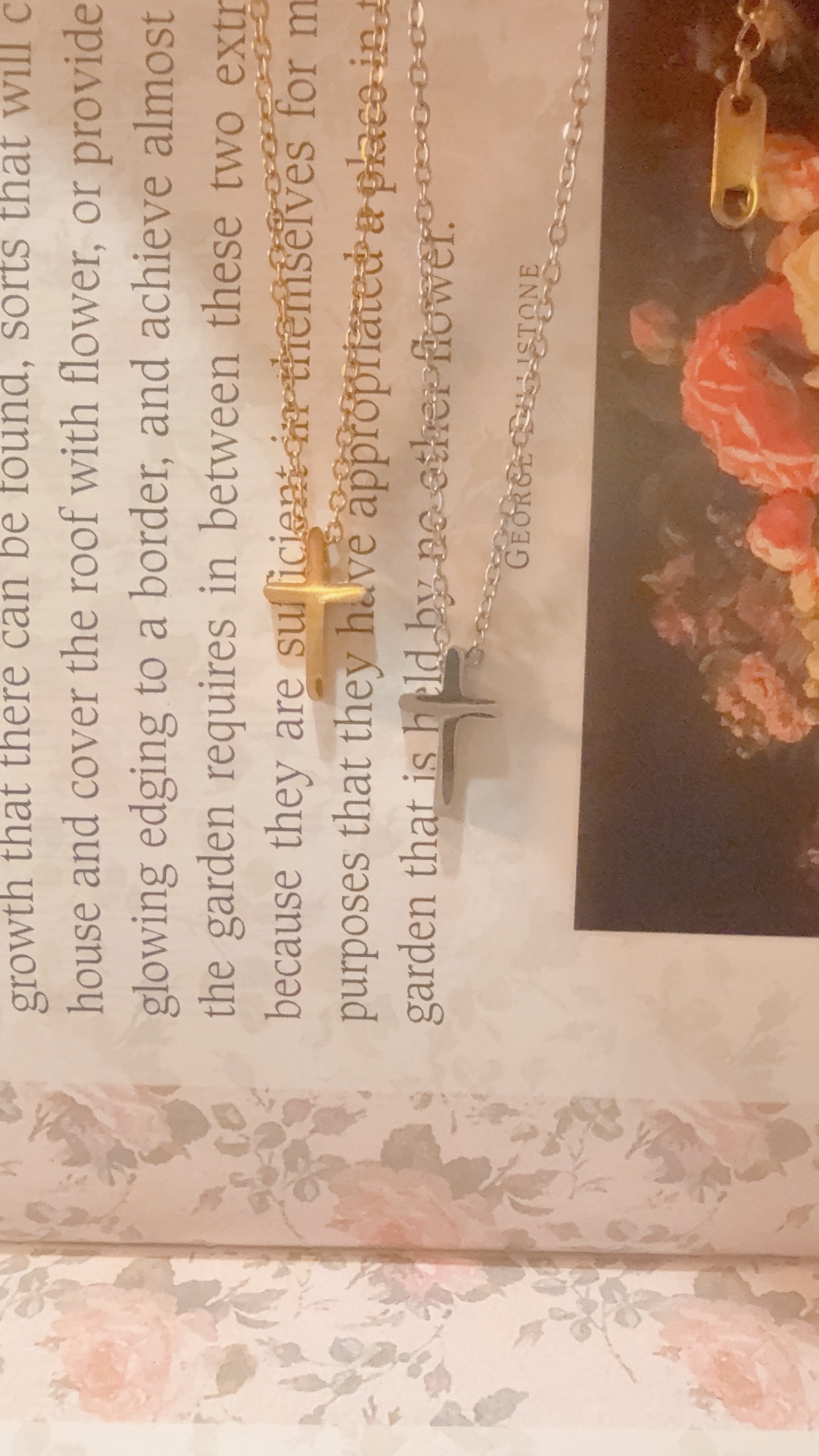 在古希臘神話中,Muse女神掌管藝術、歌曲、靈感、創作等等 如果Muse女神生於現代,被認為會是美麗、有品味、有內涵的女性👠 這款項鍊,以十字為輪廓,簡潔如詩 如同女神輕輕垂落胸前的符號 在極簡中綻放出時尚的存在感 無論是高領、V領、還是襯衫領口 單戴或疊戴都輕鬆獲得質感與個性 有品味的漂亮女孩都該擁有一條Muse Cross🧺✨ - - - - - ■ N47 Muse cross necklace - 316L ౨ৎ 𝙞𝙣𝙛𝙤. ౨ৎ ⟡ 材質:𝟥𝟣𝟨𝖫醫療鋼 ⟡ 顏色:金色、銀色 ⟡ 商品尺寸:項鍊鍊長 𝟦𝟢 ㎝ + 延長鏈 𝟧 ㎝ ㅣ手工測量ㅣ誤差± 𝟤 ㎝