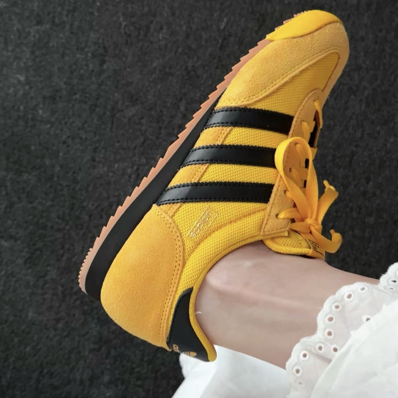 ADIDAS ORIGINALS R71 黃黑 土黃 乳酪色 皮革 休閒鞋 男女同款 JQ2577