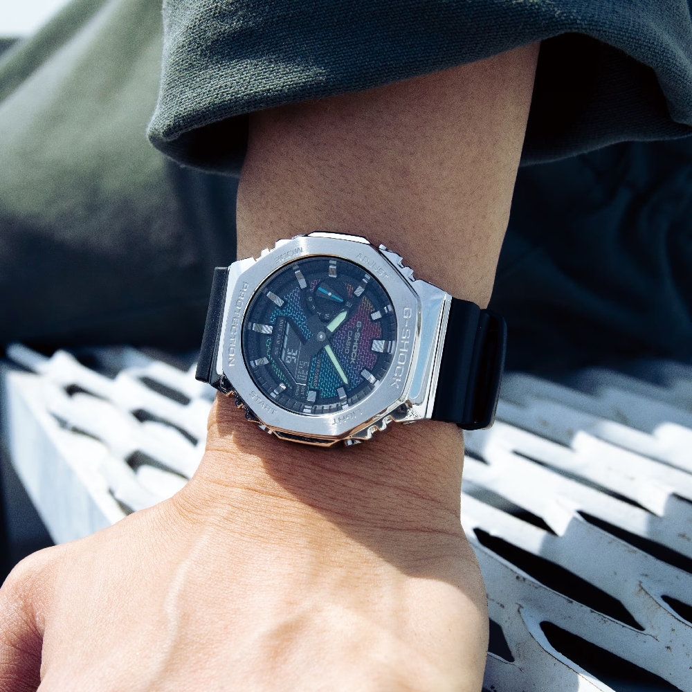 CASIO 卡西歐G-SHOCK 彩虹磚牆雙顯電子錶銀（GM-2100RW-1A）-時尚時計