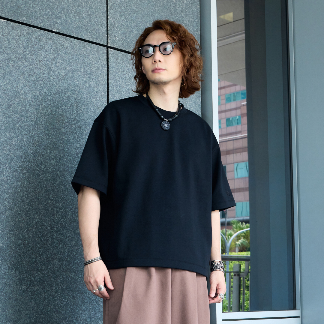 2025 接觸冷感 微寬身微短版 設計短袖上衣－光澤黑