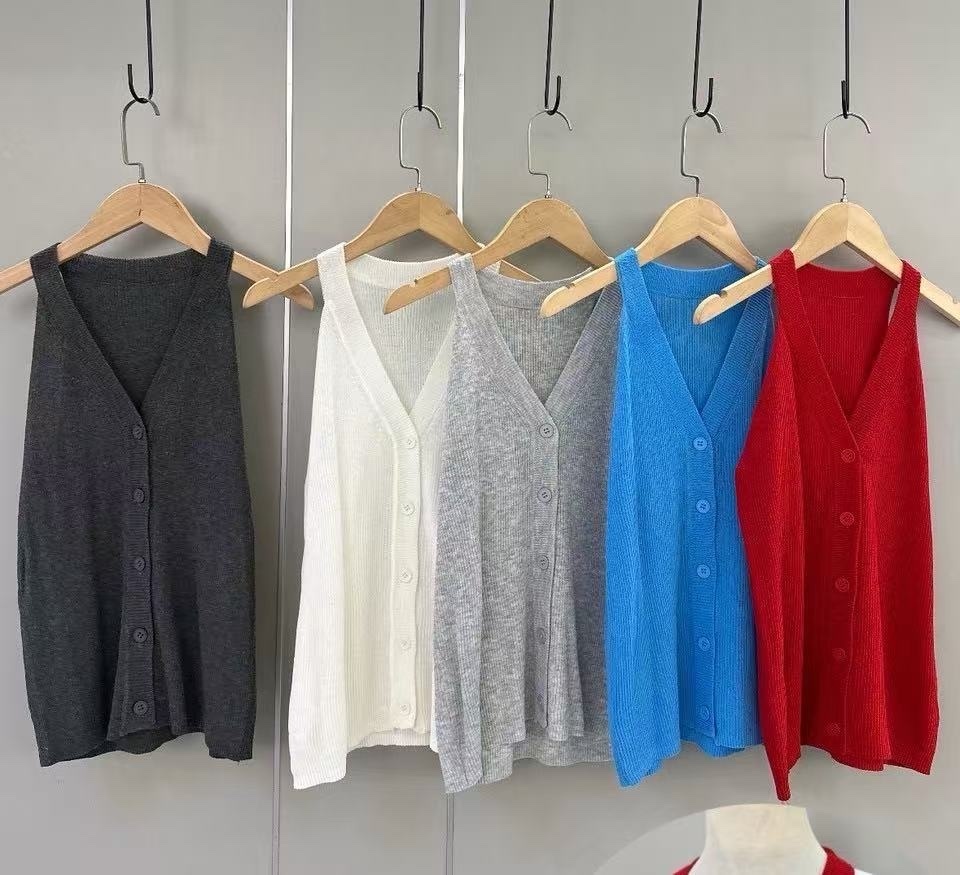 8735 排釦針織v領背心