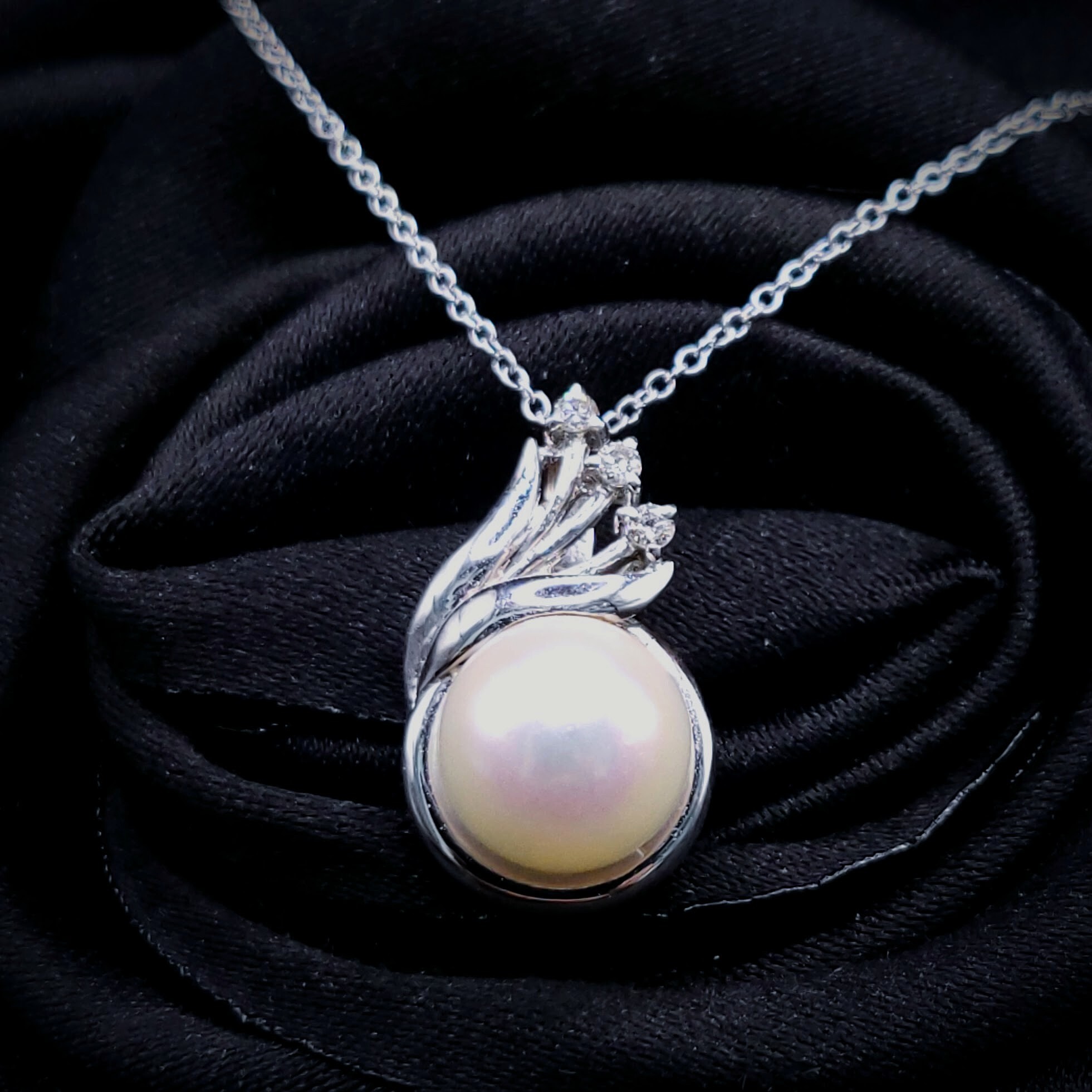 18K White Gold 0.04ct Diamond and Pearl Pendant