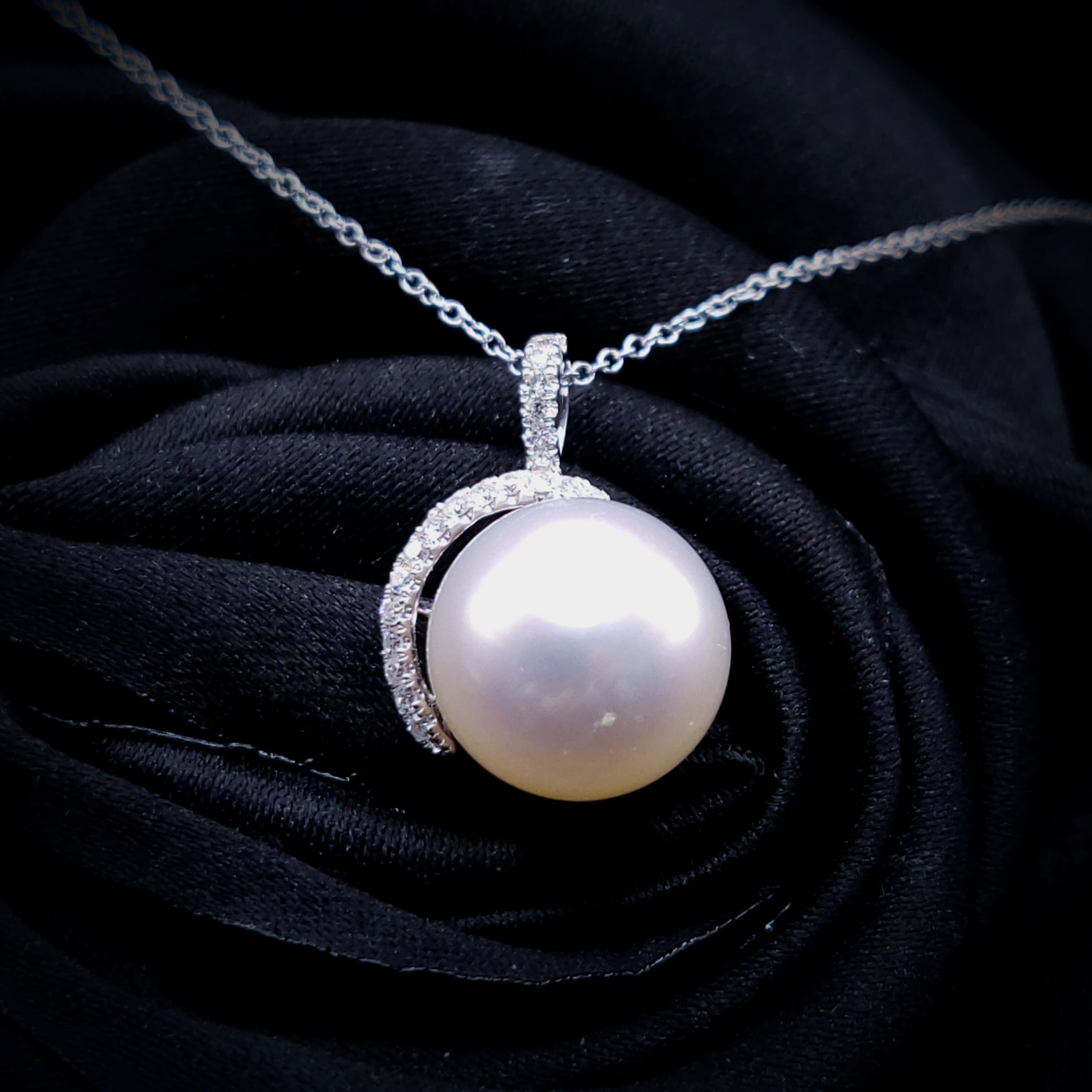 18K White Gold 0.12ct Diamond and Pearl Pendant