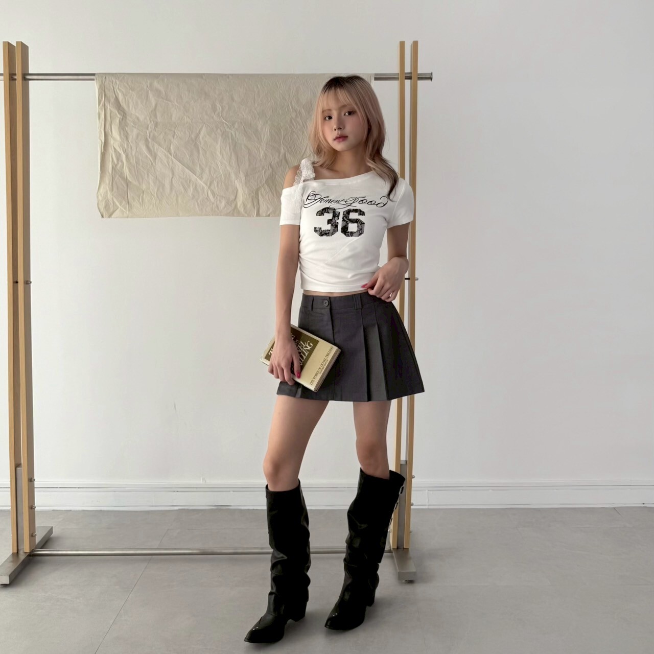 運動芭蕾風斜領蕾絲上衣