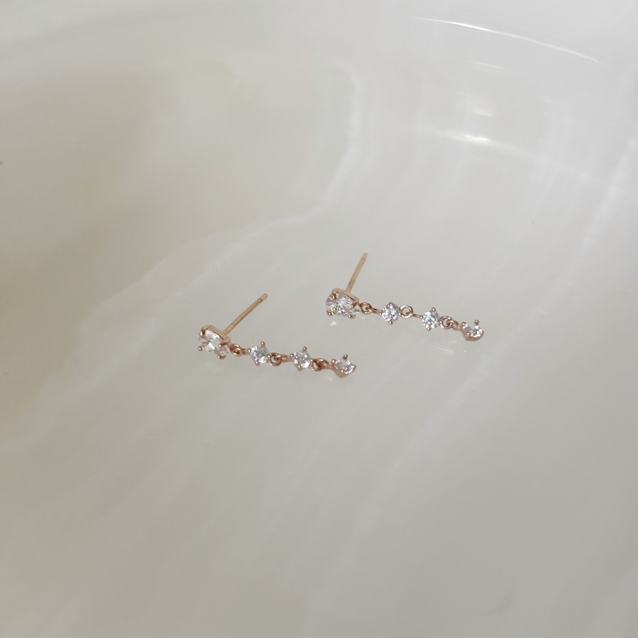 10K水滴燈串鋯石耳環