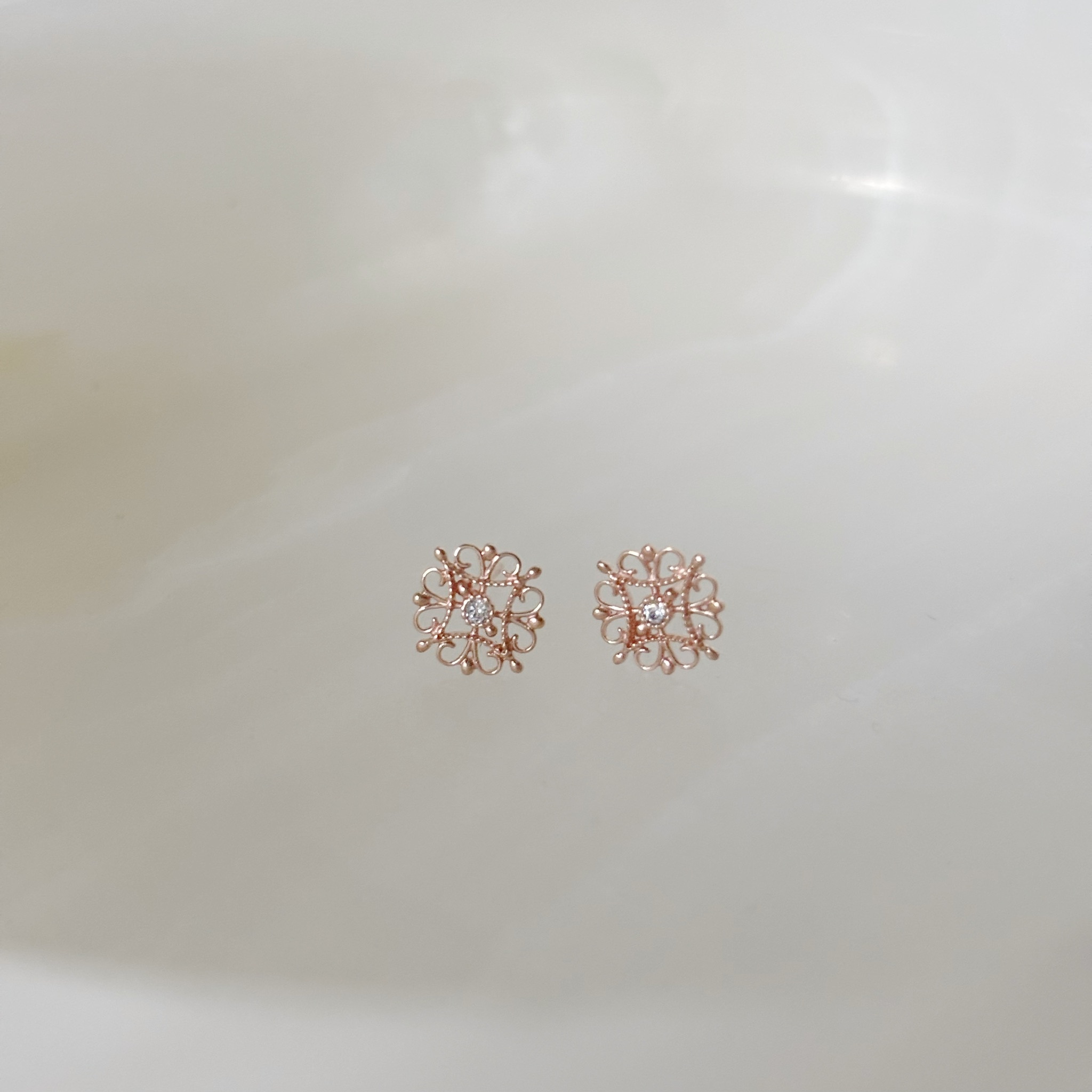 10K蕾絲花盤鋯石耳環