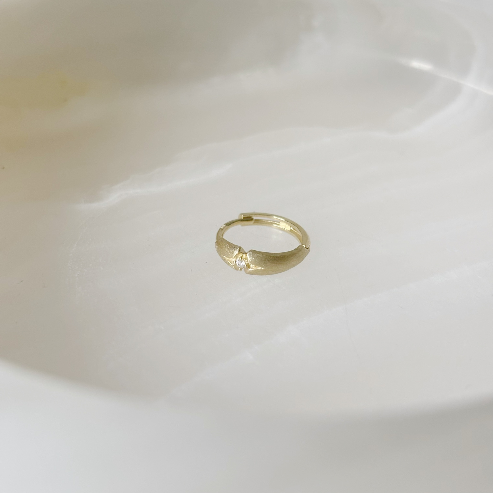 10K厚實霧感鋯石扣式耳圈