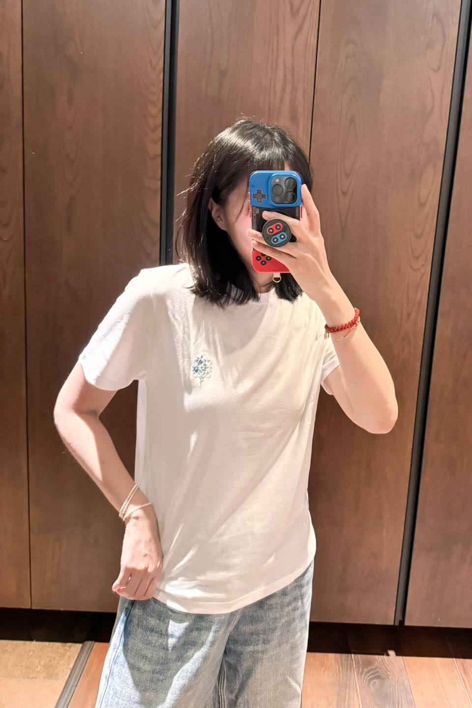 LOEWE 白色鈴蘭刺繡 x monogram T