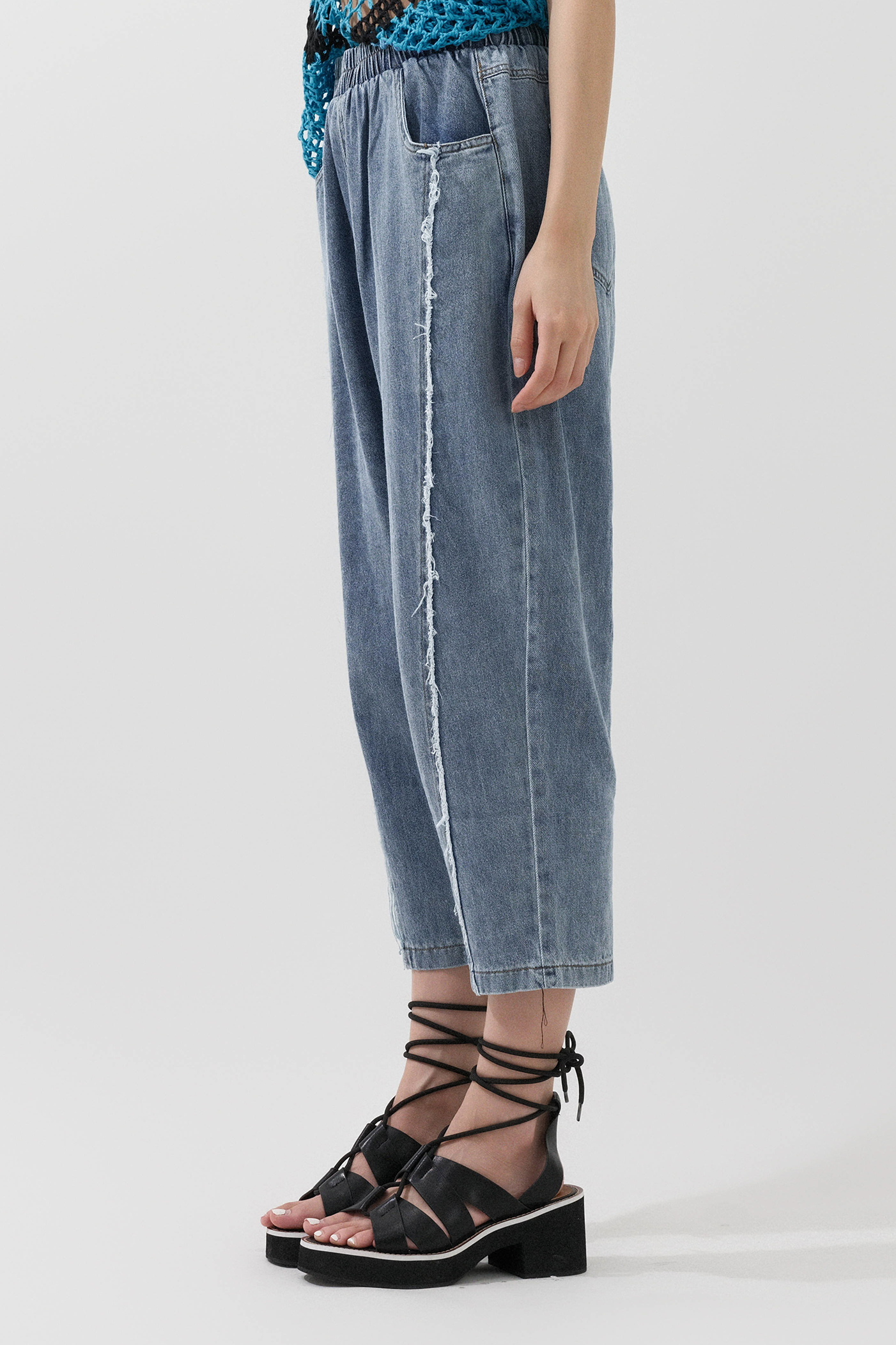 披邊前中骨吊腳牛仔褲 (現貨款式）