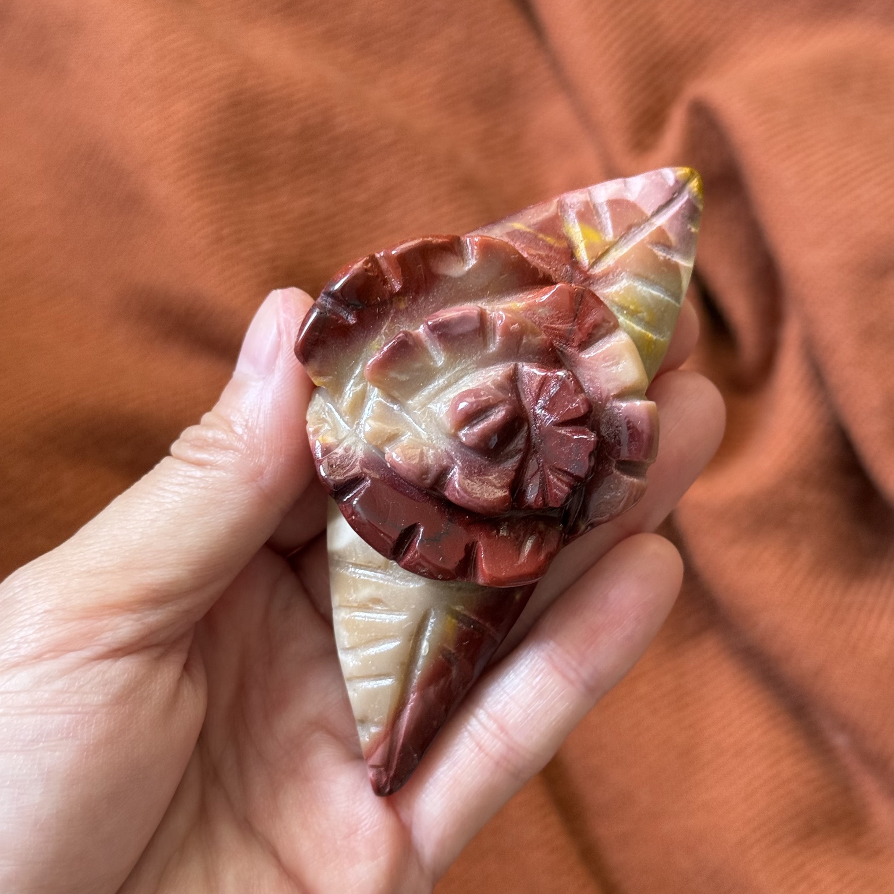 [原石] 魔凱石 / 蛋黃石 雕花擺飾 雕刻件