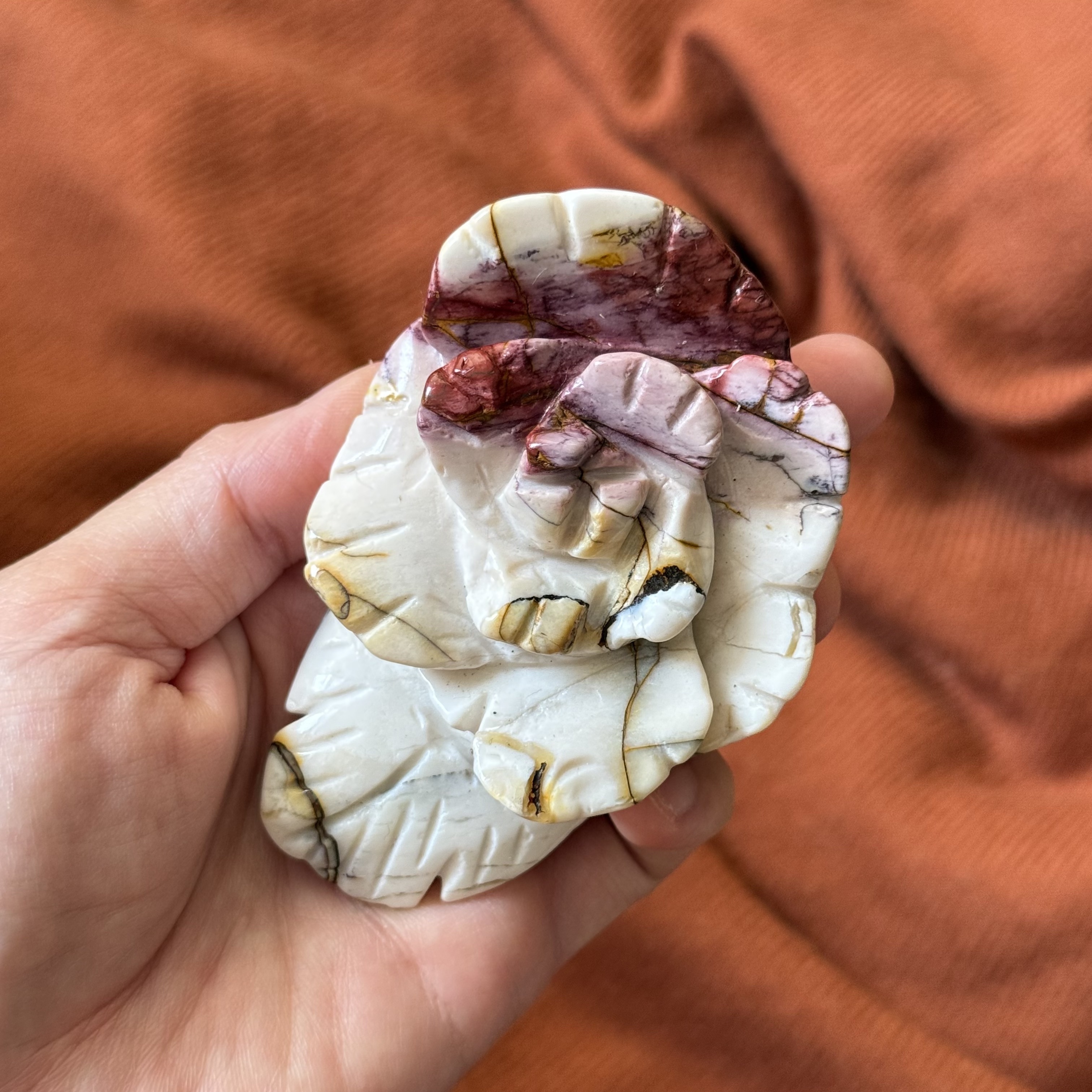 [原石] 魔凱石 / 蛋黃石 雕花擺飾 雕刻件