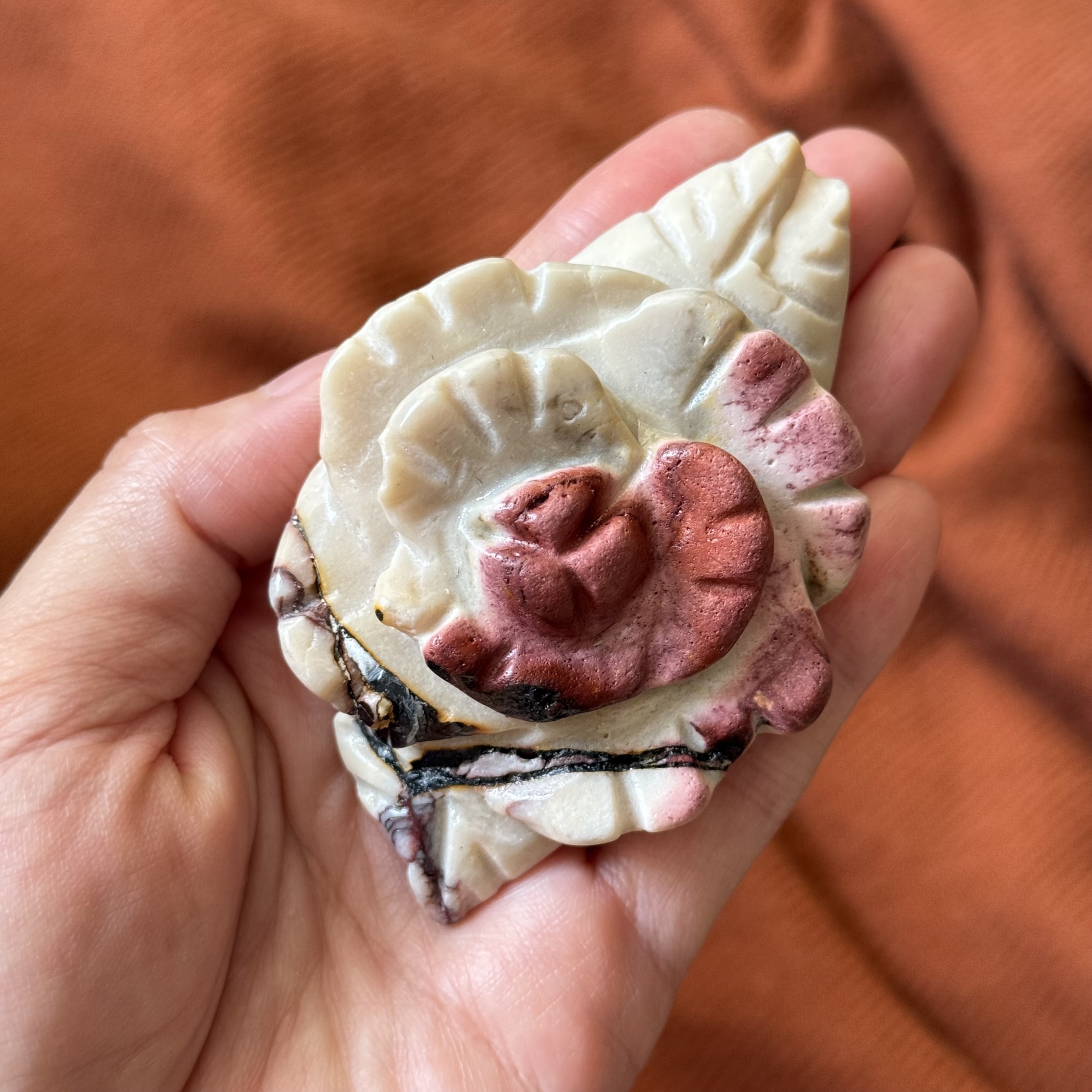 [原石] 魔凱石 / 蛋黃石 雕花擺飾 雕刻件