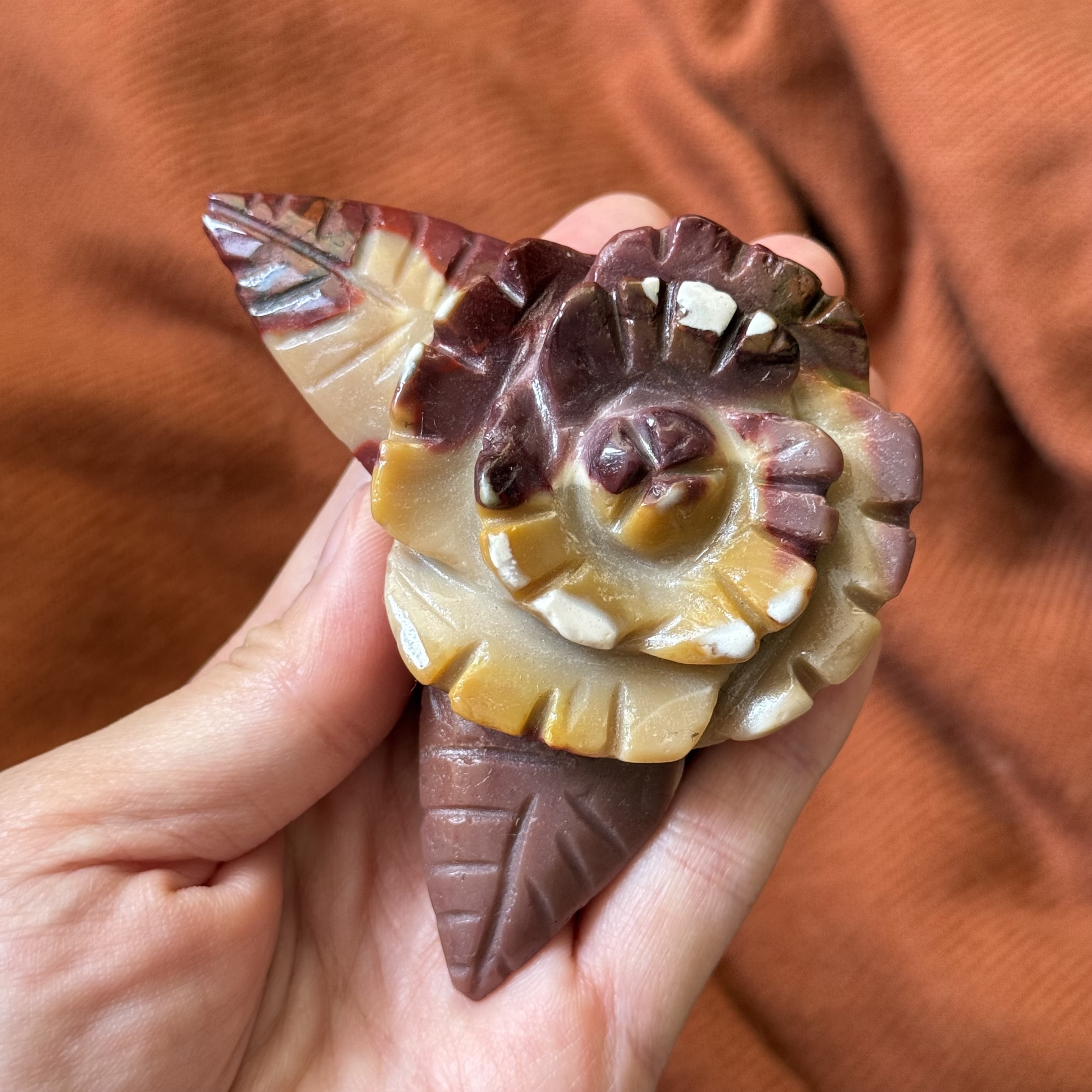 [原石] 魔凱石 / 蛋黃石 雕花擺飾 雕刻件