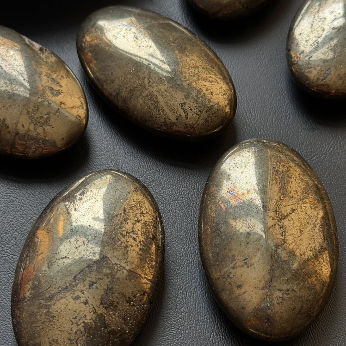 [原石] 黃銅礦 把玩