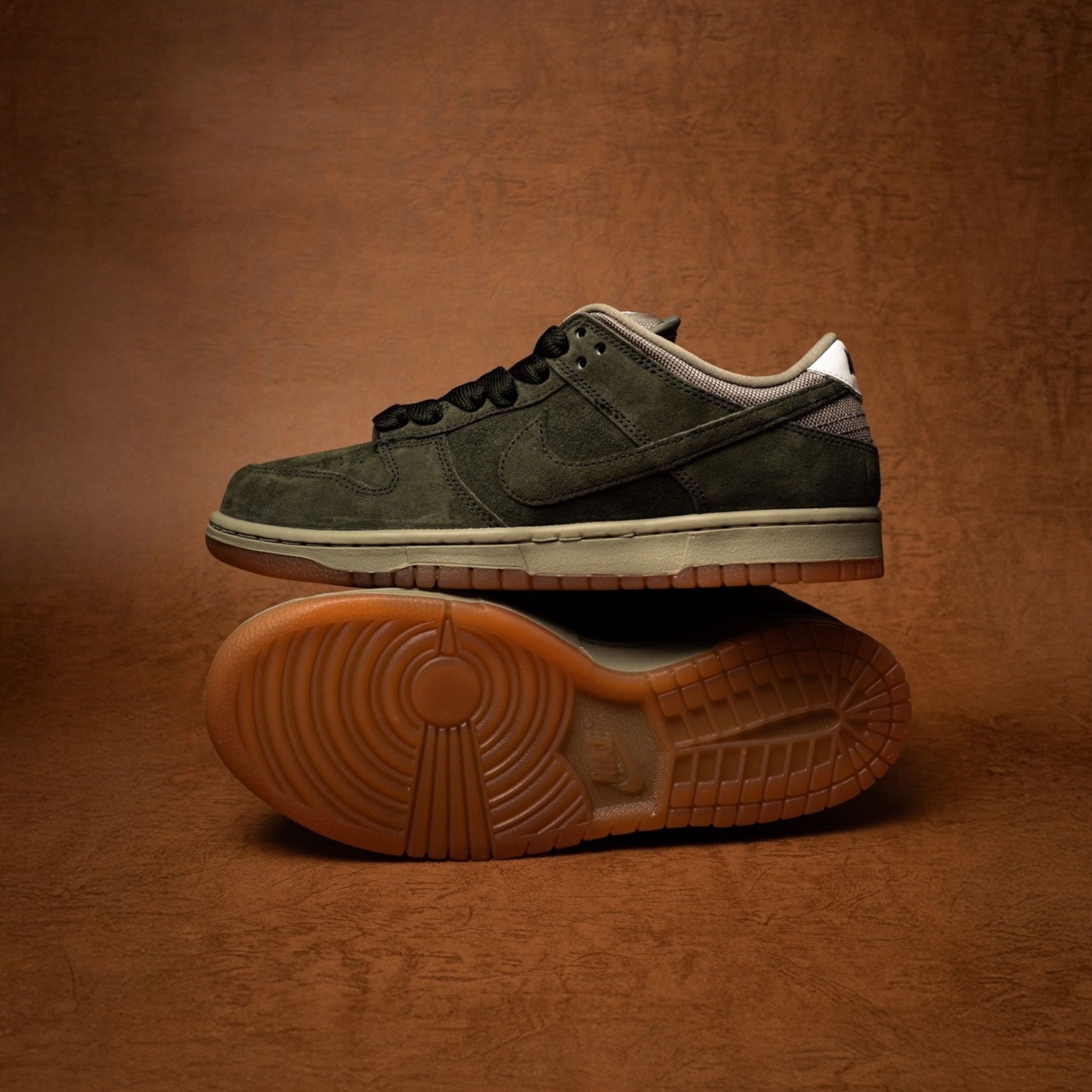 NICEDAY 現貨 Nike SB Dunk Low 麂皮 橄欖綠 軍綠 墨綠 深綠 綠 焦糖底 HJ0367-301