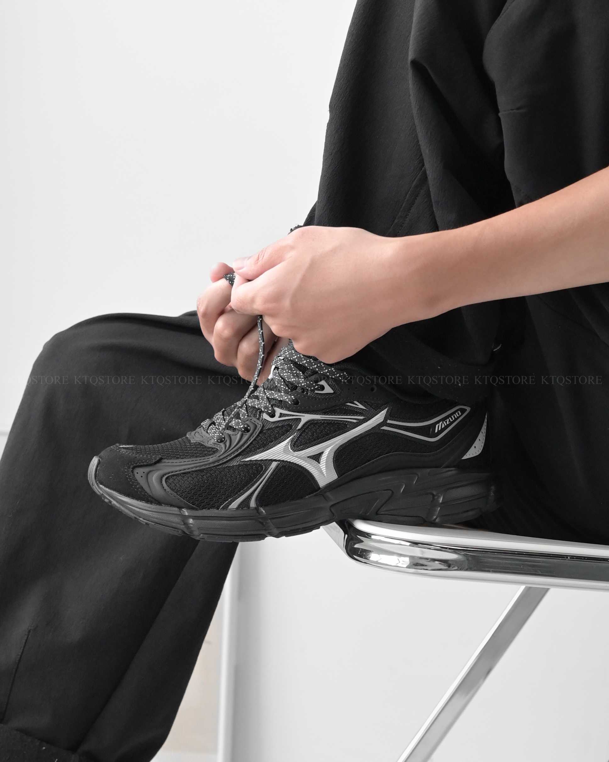 KTQ STORE ‧  MIZUNO Speed 10S Black 透氣緩震復古 運動鞋 慢跑鞋 黑銀 D1GH240605