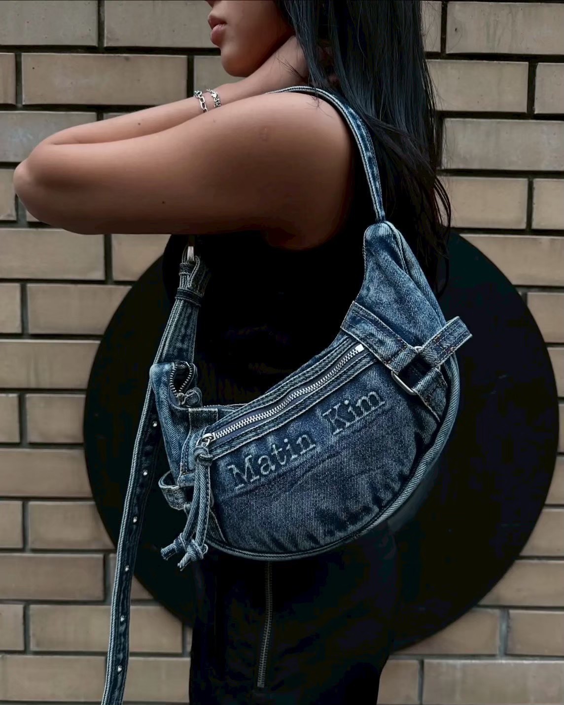 MATIN KIM 水洗單寧半月包 黑色 / 藍色