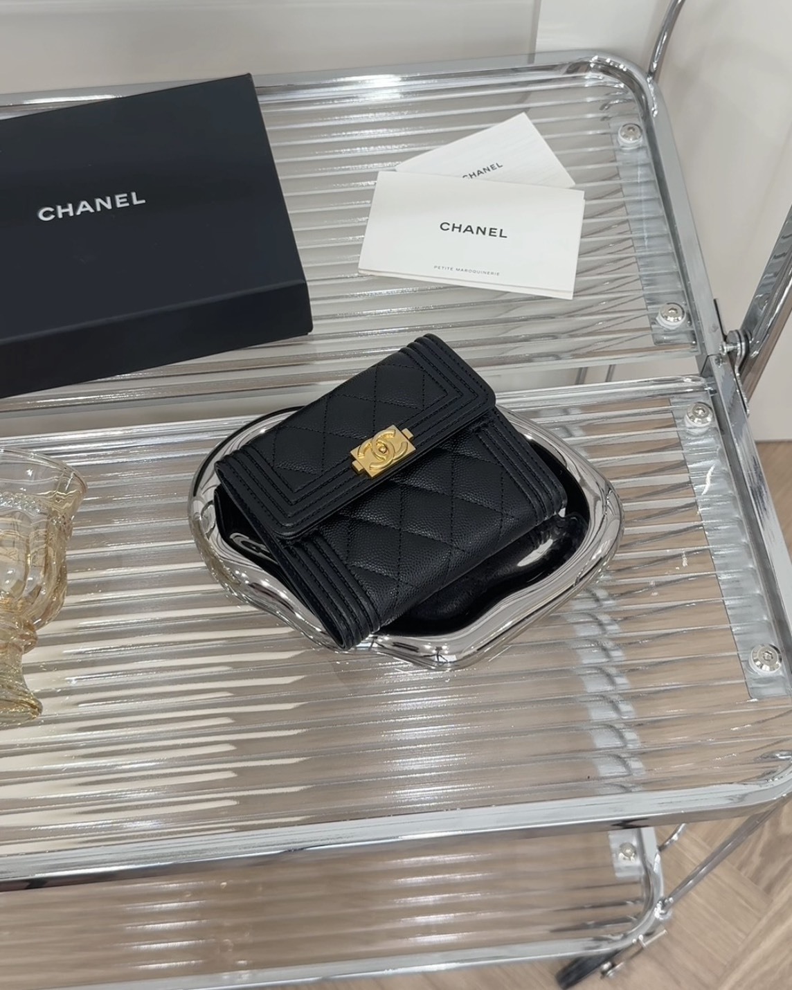 CHANEL｜BOY 荔枝三折短夾 黑金