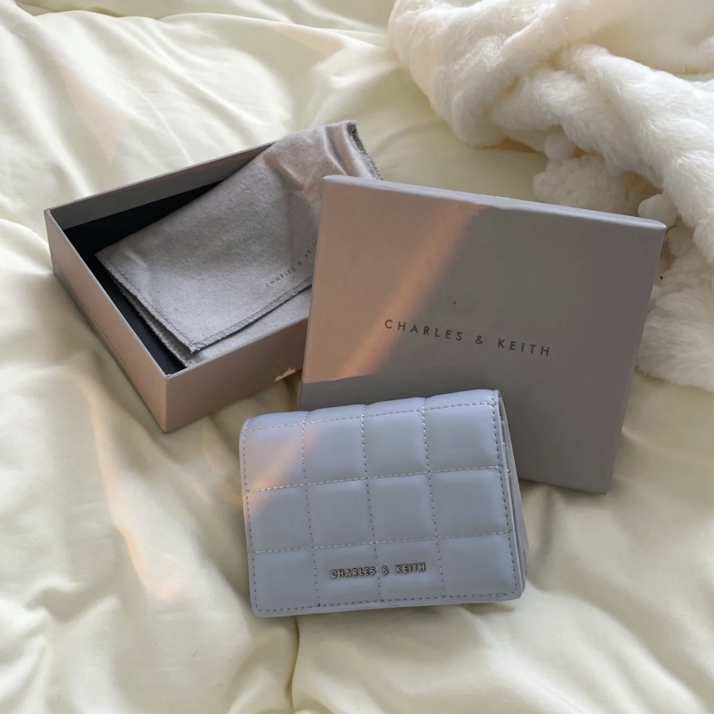 CHARLES & KEITH 小CK 淺藍色 寶寶藍 方格 縫線 短夾 錢包