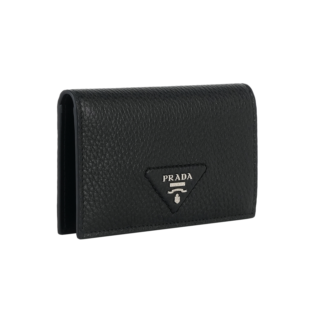 【Prada】縫線三角浮雕Logo 粒紋皮革釦式二折中夾(黑色)