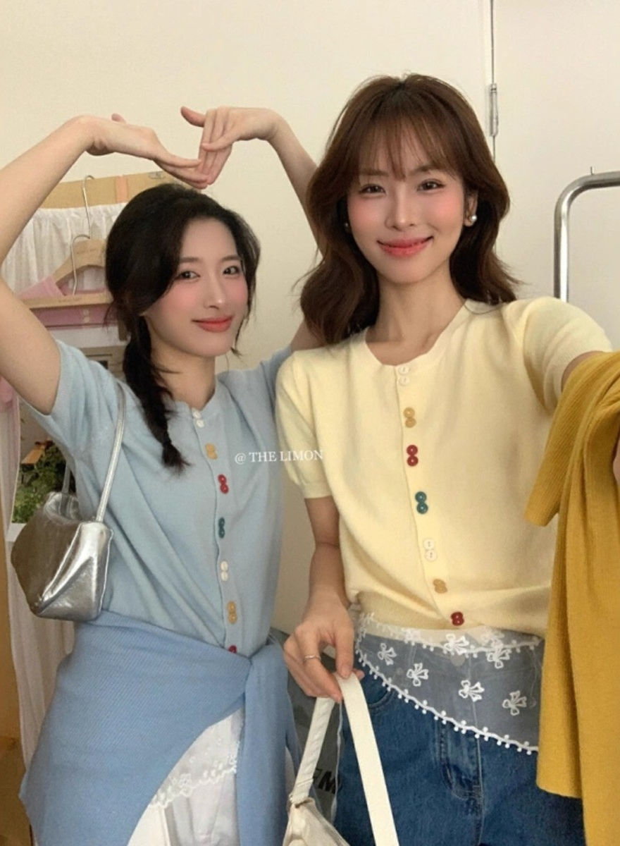 Vintage American-Style Cropped Polo Tee with Colorful Buttons