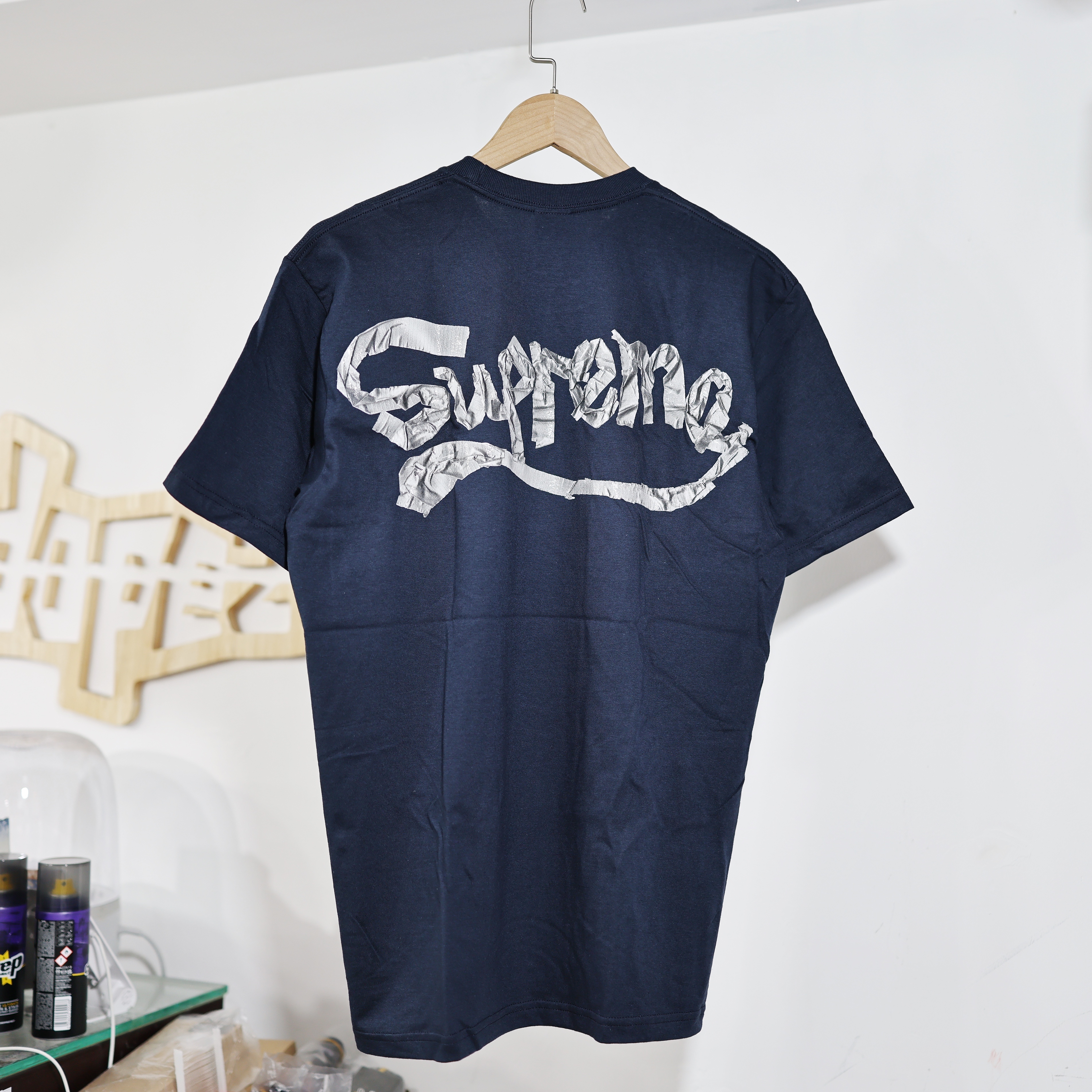 SUPREME SS25 TAPE TEE NAVY