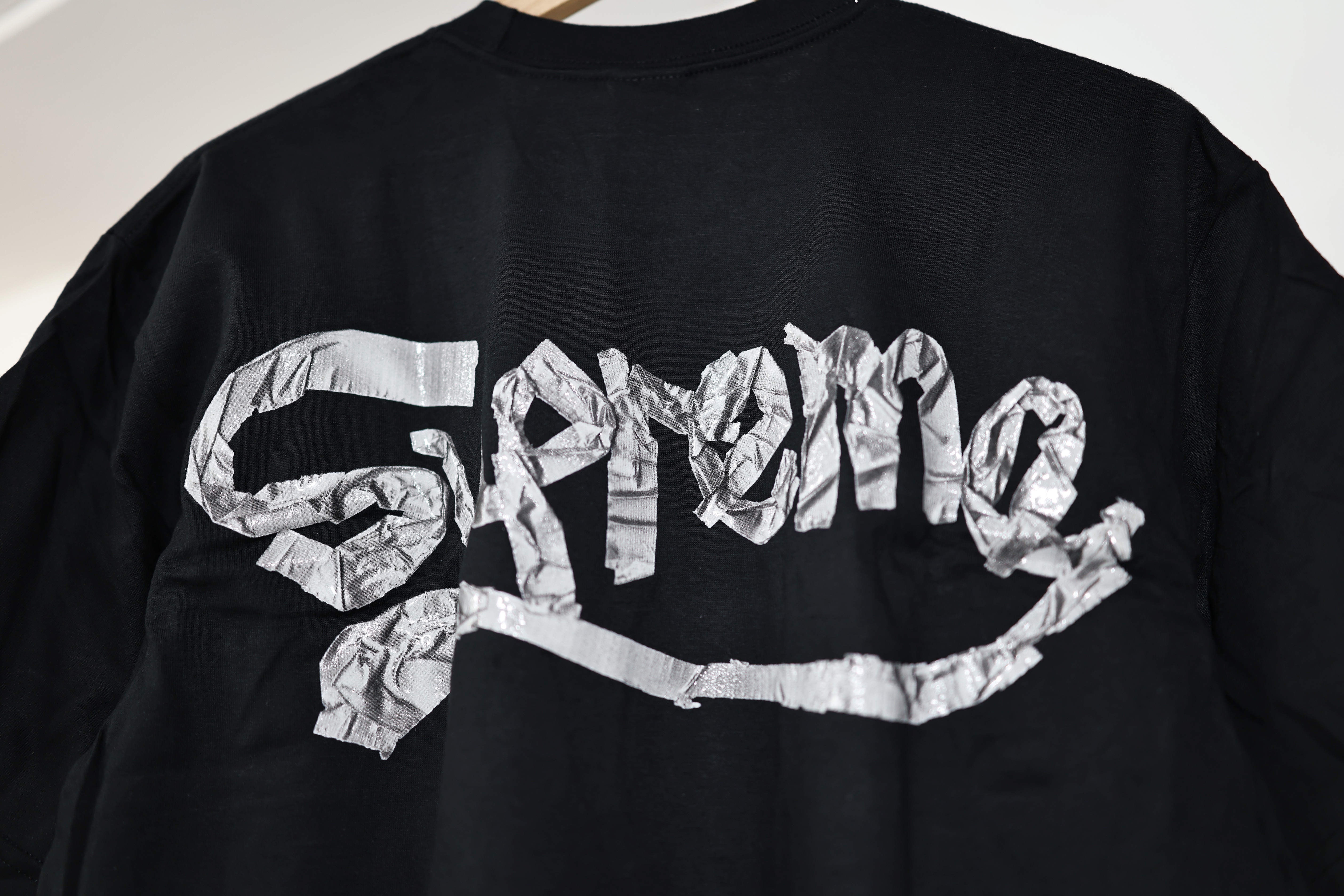 SUPREME SS25 TAPE TEE BLACK